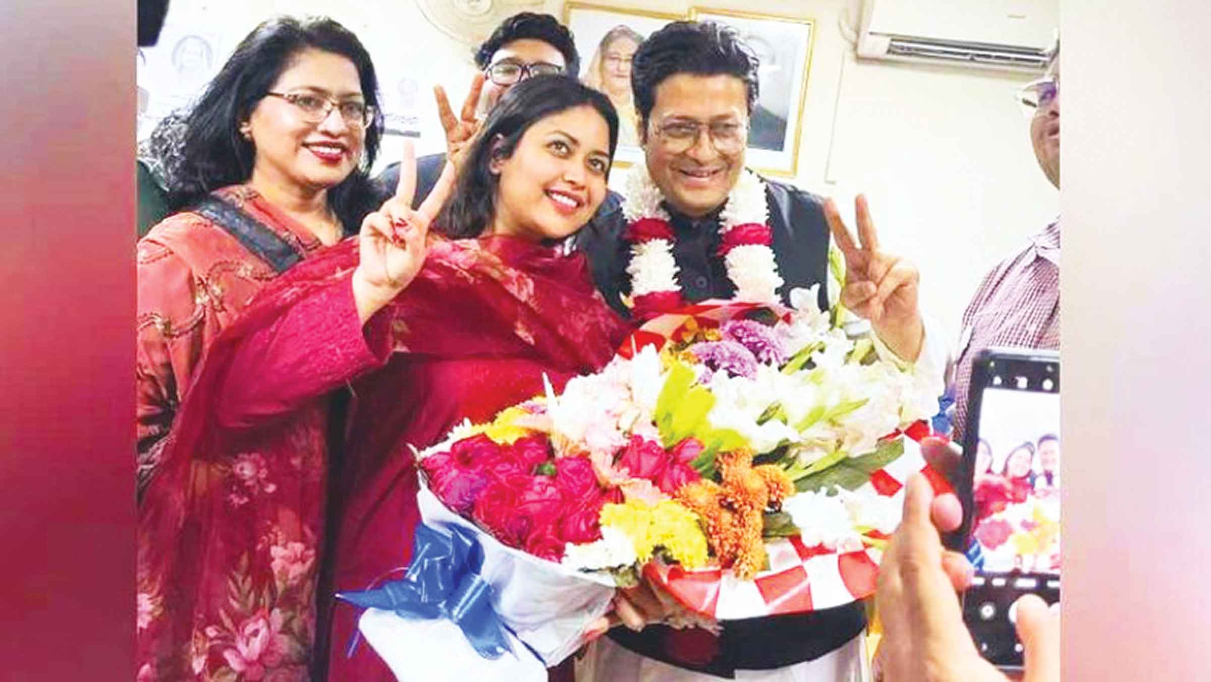 তারকাদের ফুলেল শুভেচ্ছায় ভাসছেন ফেরদৌস
