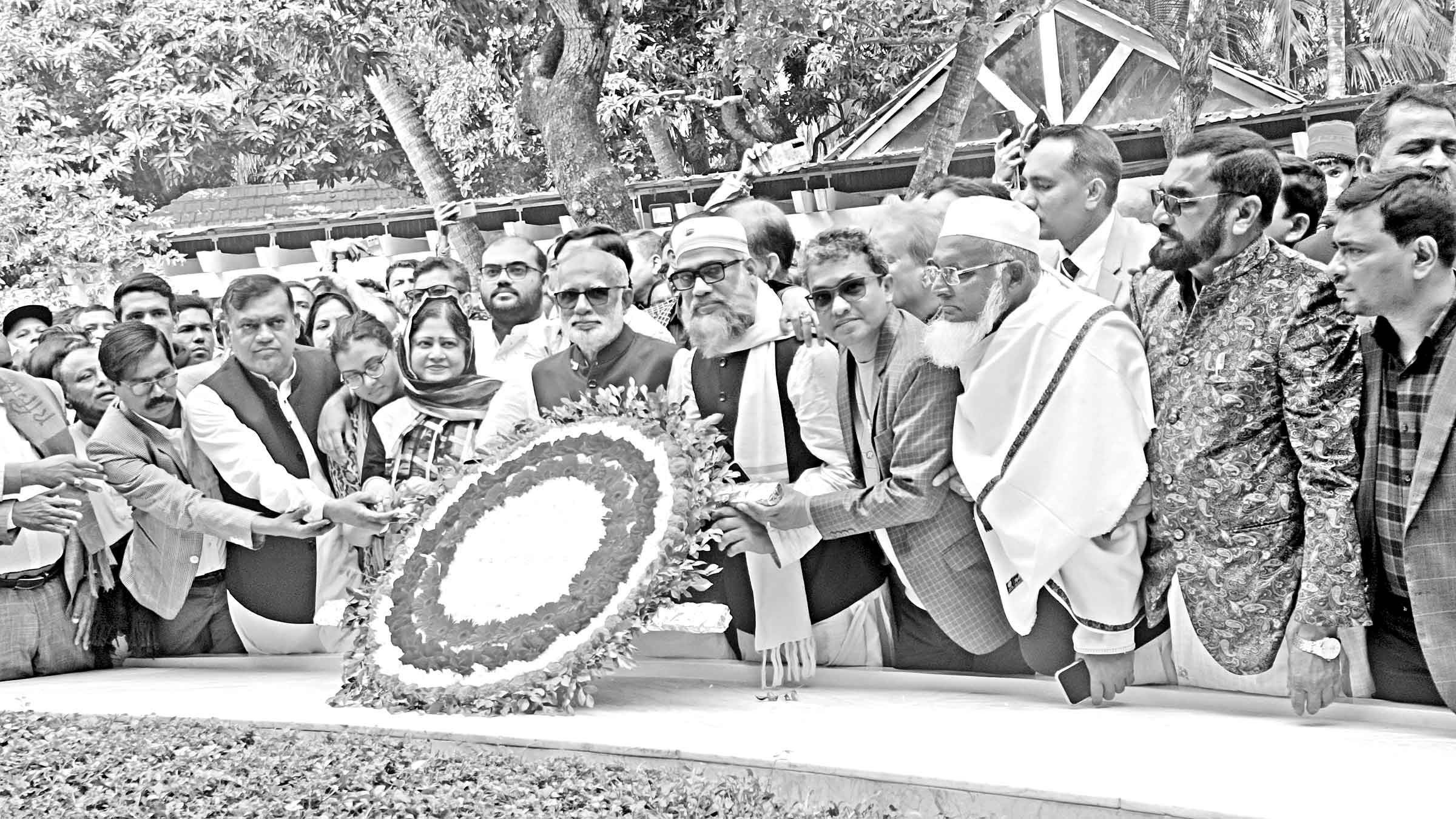 টুঙ্গিপাড়া বঙ্গবন্ধুর সমাধিতে শ ম রেজাউল করিমের শ্রদ্ধা নিবেদন
