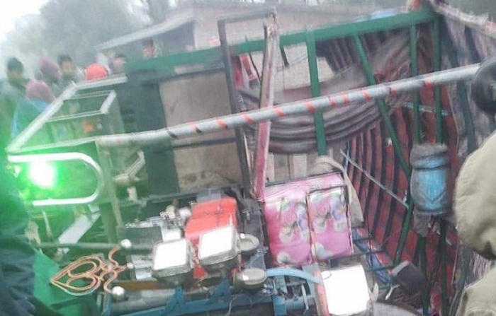 লালপুরে ভুটভুটি উল্টে প্রাণ গেল স্বামী স্ত্রীর