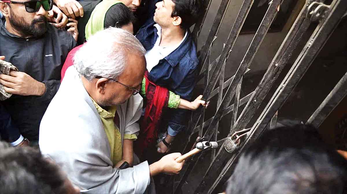 তালা ভেঙে কেন্দ্রীয় কার্যালয়ে বিএনপি নেতাকর্মীরা