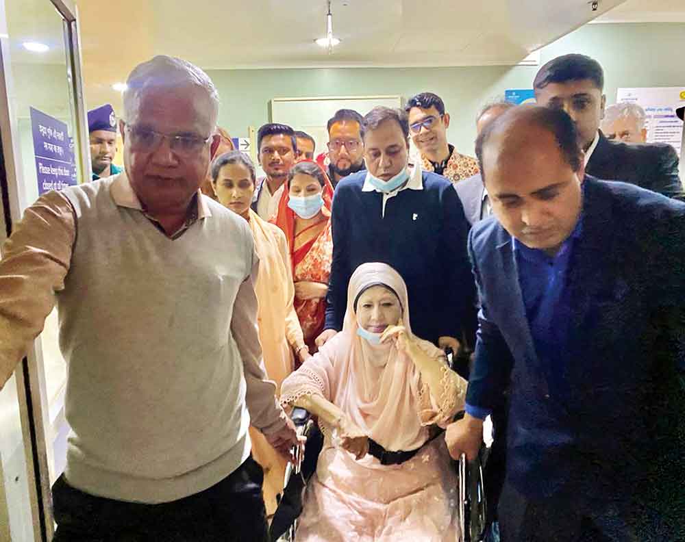 হাসপাতাল থেকে বাসায় ফিরেছেন খালেদা জিয়া