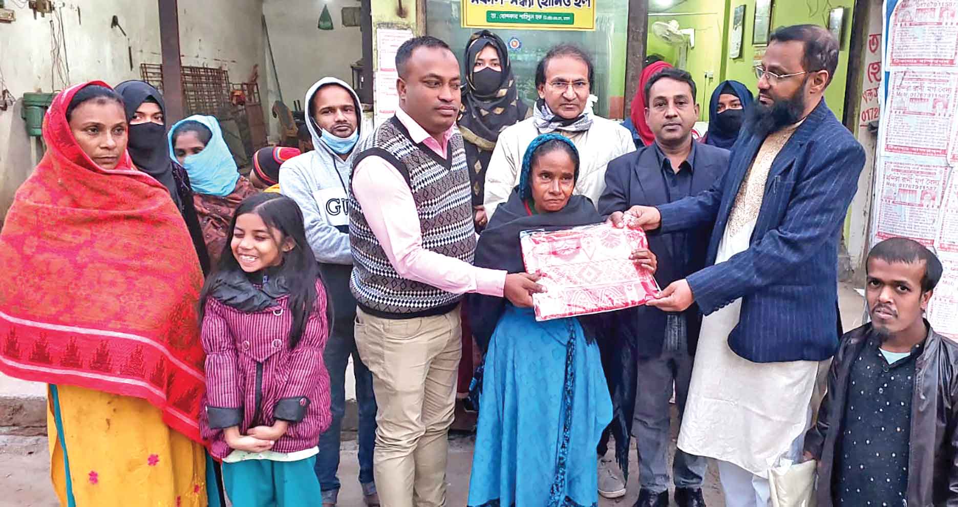 গরিব দুঃখিদের মাঝে শীতবস্ত্র বিতরণ