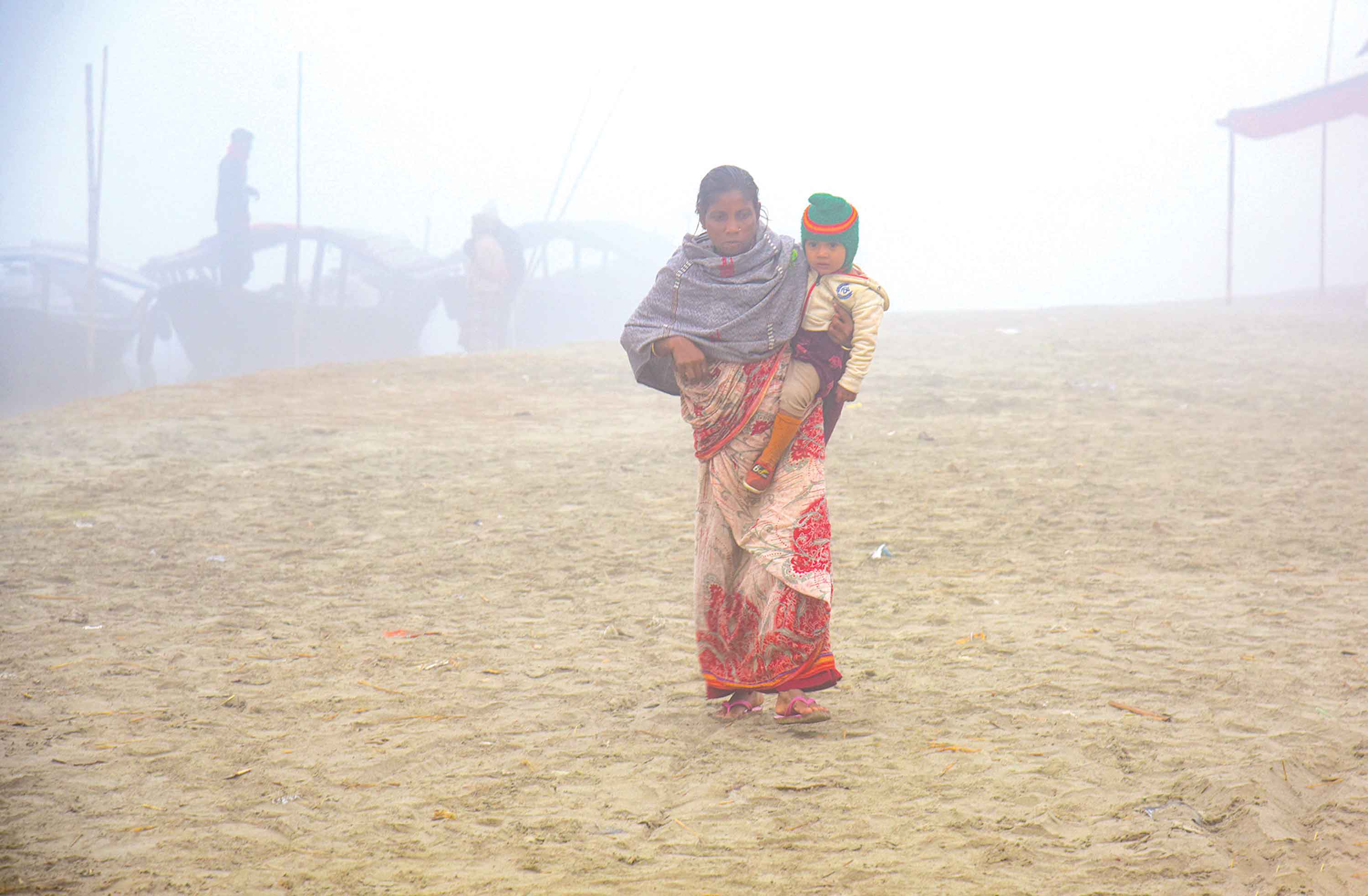 কনকনে ঠান্ডায় জবুথবু দেশ!