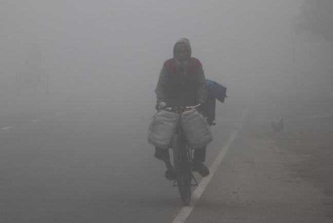 তীব্র শীতে কাঁপছে নওগাঁর মানুষ 