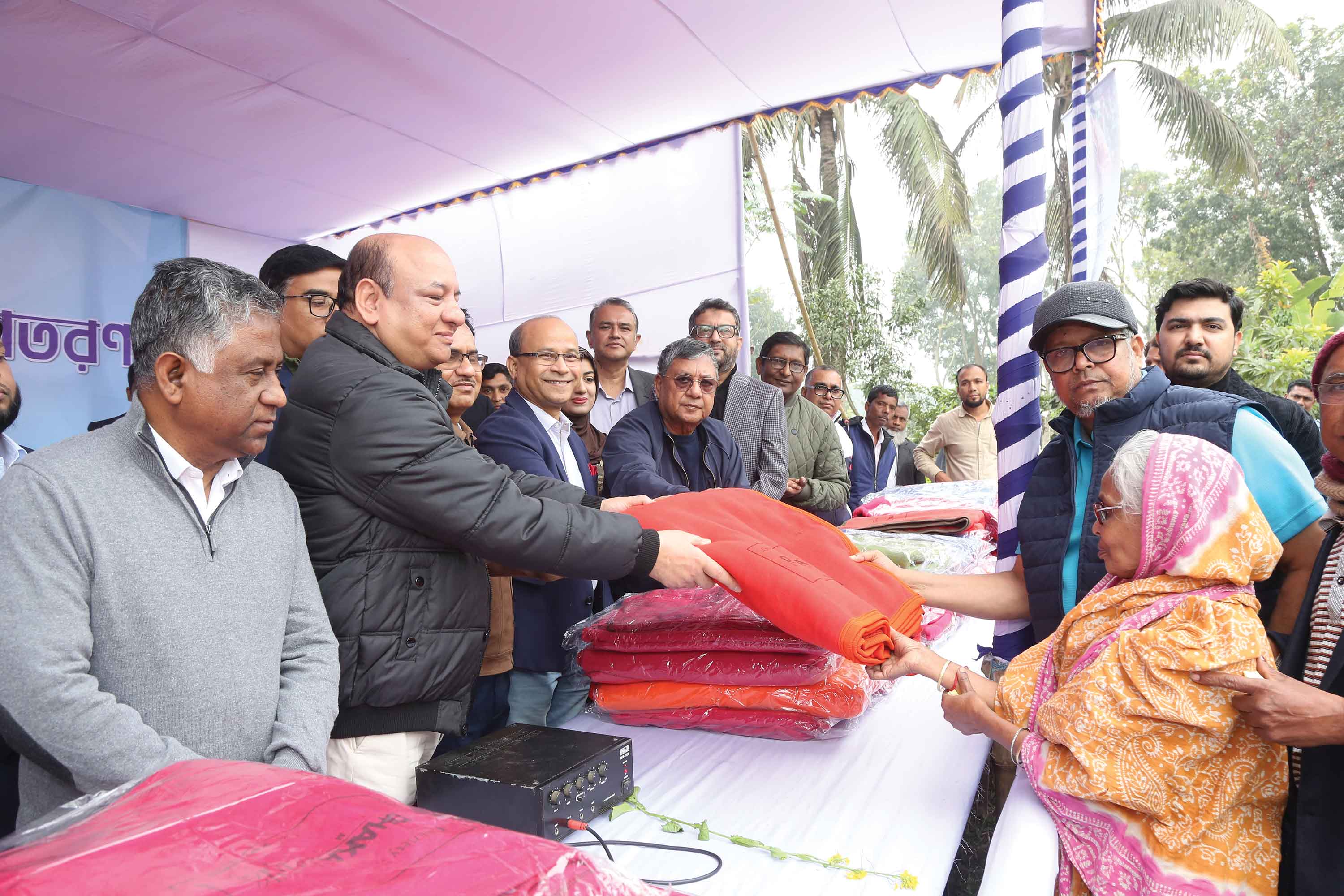 আড়াইহাজারে শীতার্তদের মধ্যে ঢাকা ব্যাংকের কম্বল বিতরণ