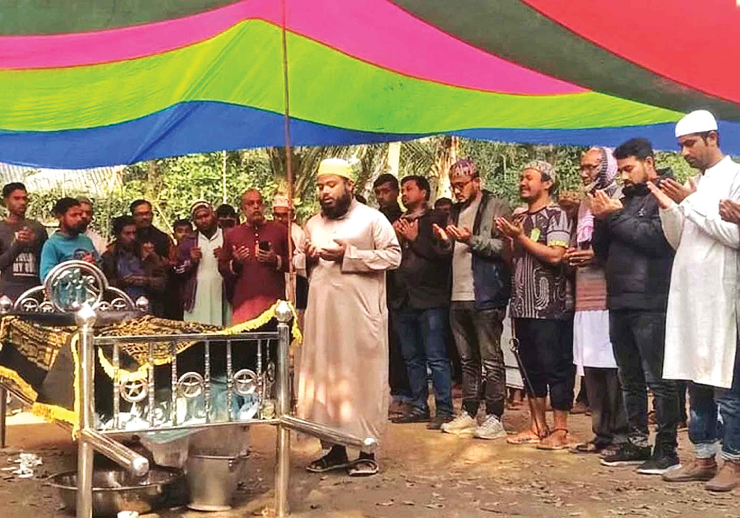 ডান্ডাবেড়ি পায়ে বাবার জানাজায় ছাত্রদল নেতা