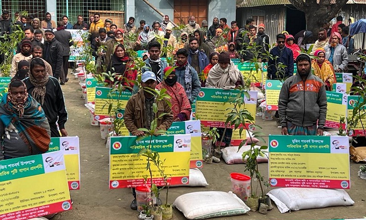 পাংশায় ১৭৯ কৃষকের মধ্যে বিভিন্ন ধরনের বীজ পাত্র বিতরণ    