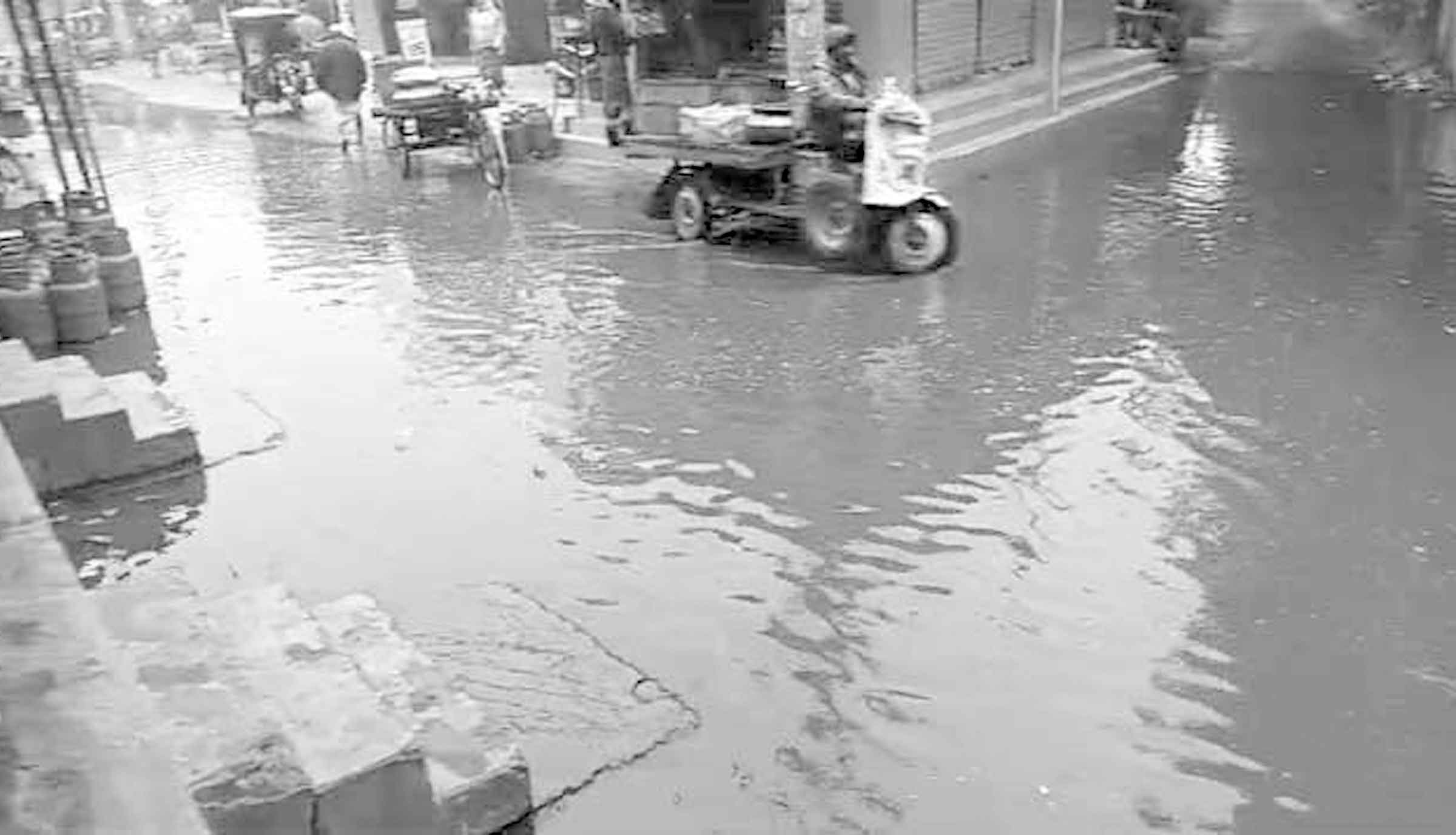গোদাগাড়ীতে ড্রেনেজ ব্যবস্থার অভাবে শীতকালেও রাস্তায় পানি