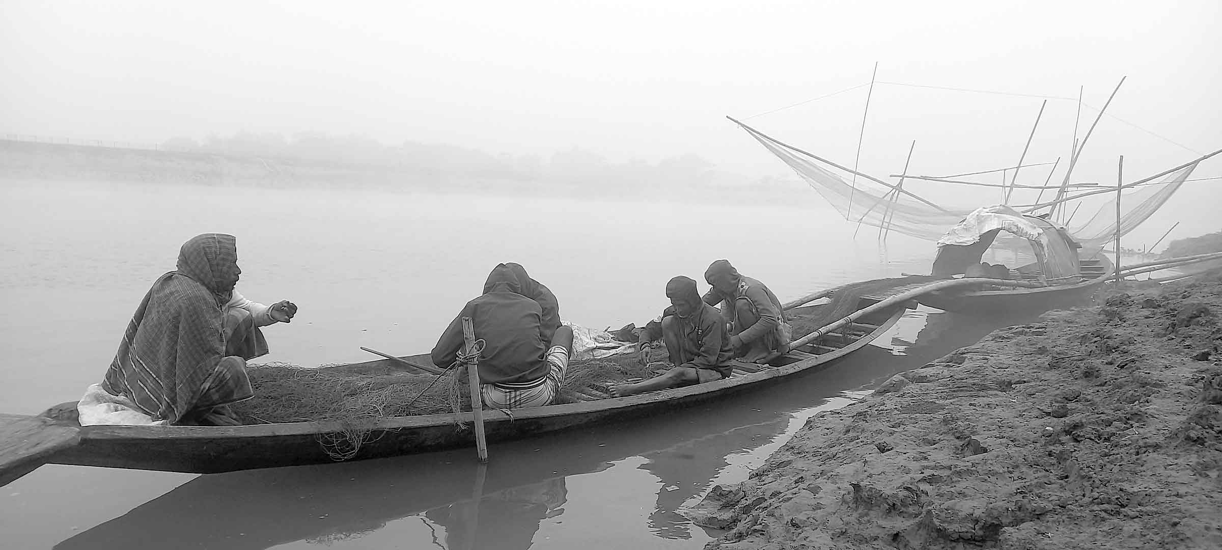 নদীতে কমছে মাছ, কষ্টে চলছে জেলেদের জীবন
