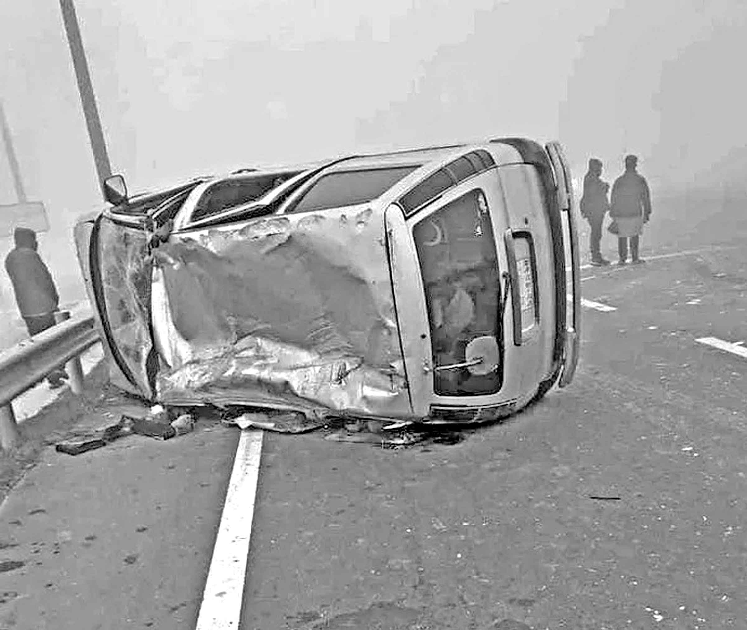 বঙ্গবন্ধু টানেলে মাইক্রোবাসের ধাক্কায় গুঁড়িয়ে গেল সিকিউরিটি পোস্ট
