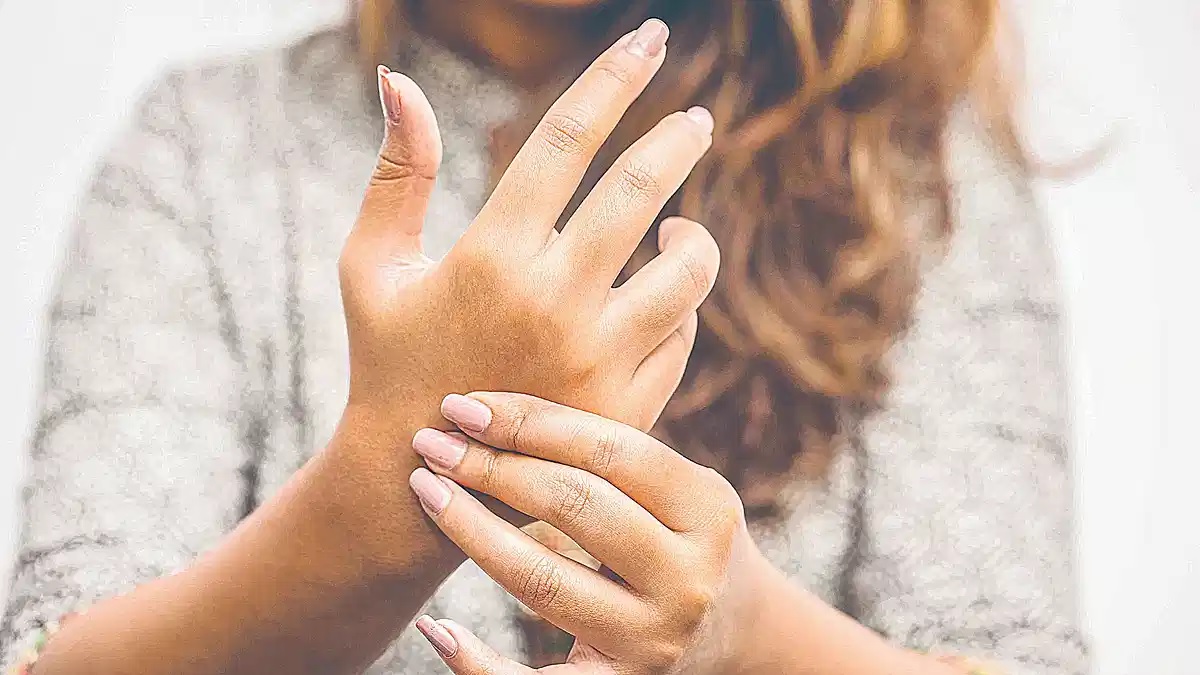 হাত-পা ঝিনঝিন বা অবশ মনে হলে
