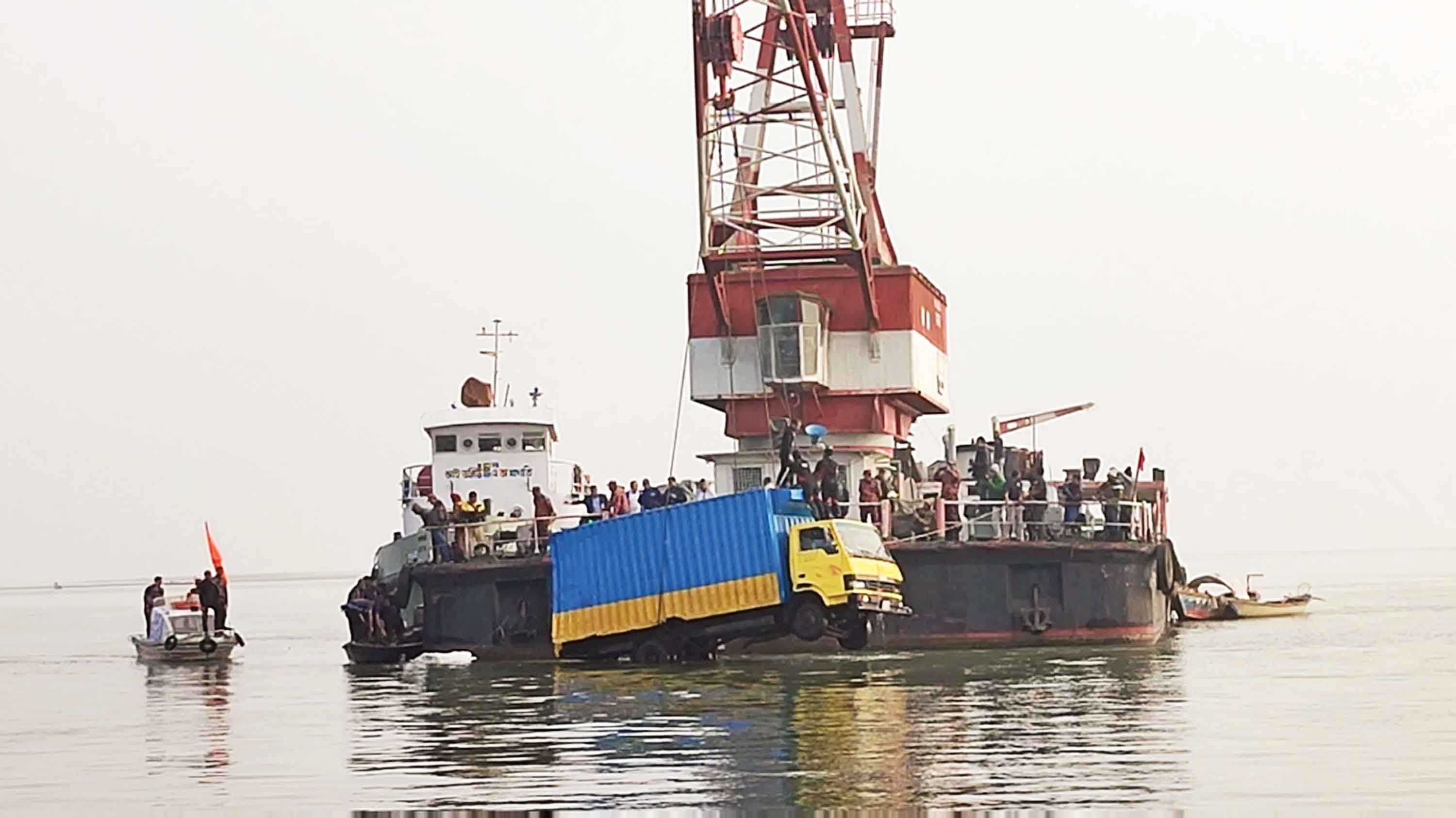 পাটুরিয়ায় ৯টি ট্রাকসহ ফেরি ডুবি, ইঞ্জিনচালক নিখোঁজ