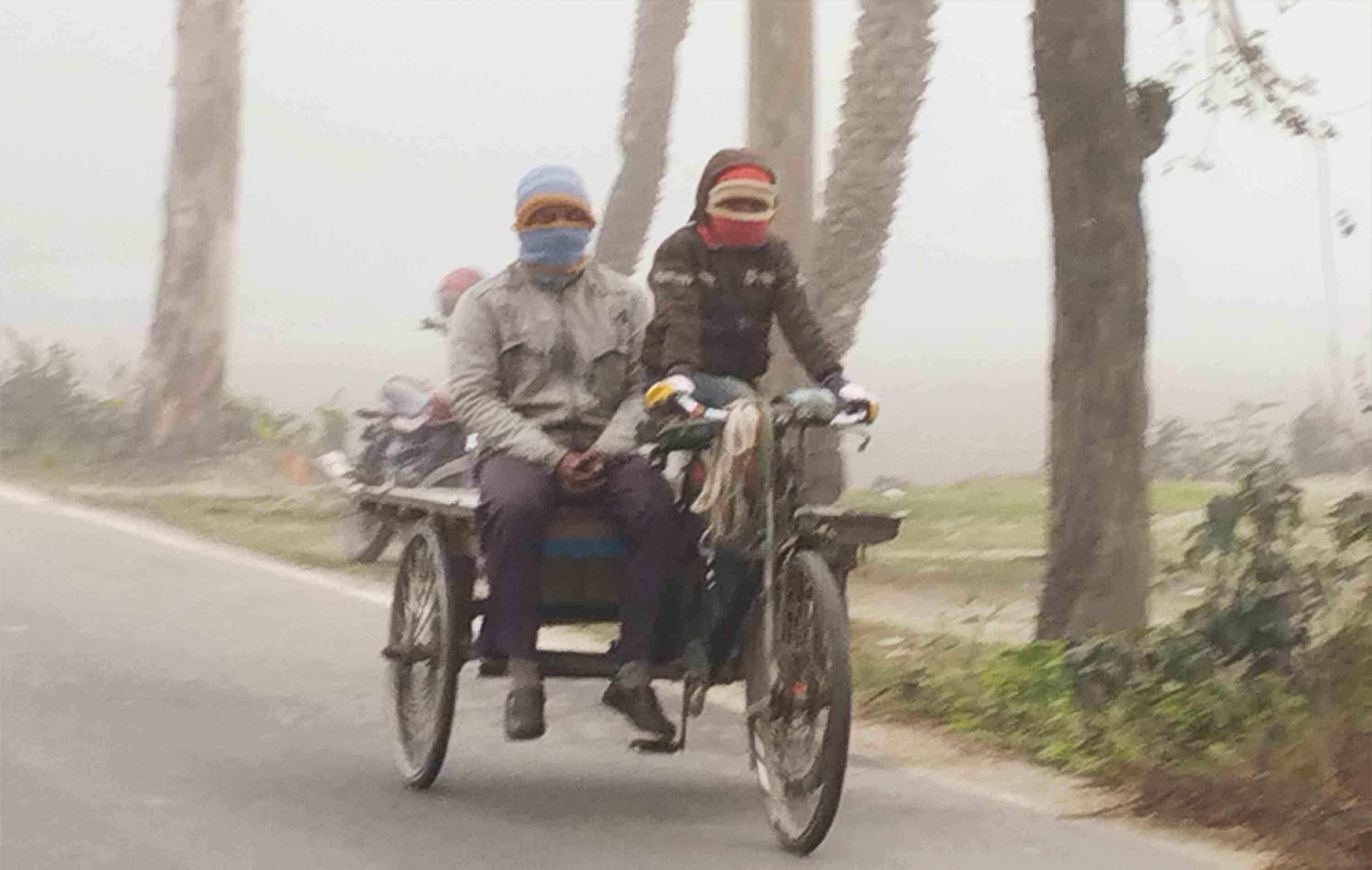 শীত-কুয়াশার দাপট কমেনি