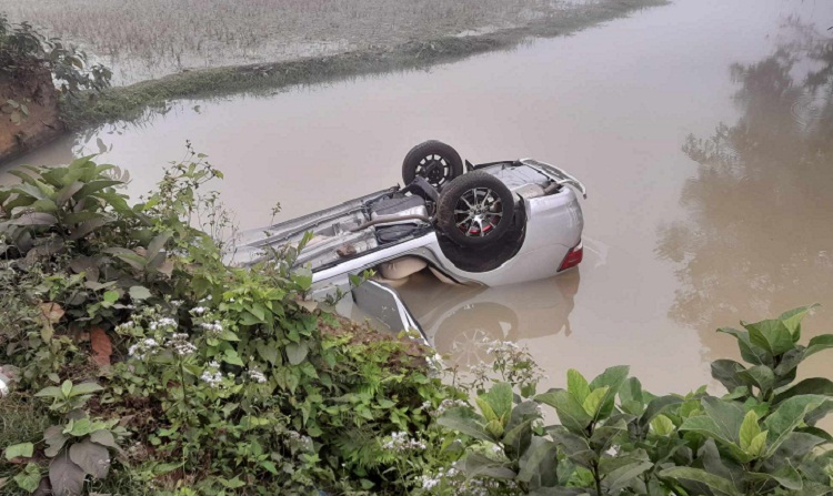 গাজীপুরে নিয়ন্ত্রণ হারিয়ে প্রাইভেটকার খাদে :  নিহত-১ 