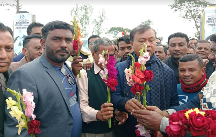 গোলাপ ফুলের শুভেচ্ছায়  সিক্ত এমপি নাসিম চৌধুরী