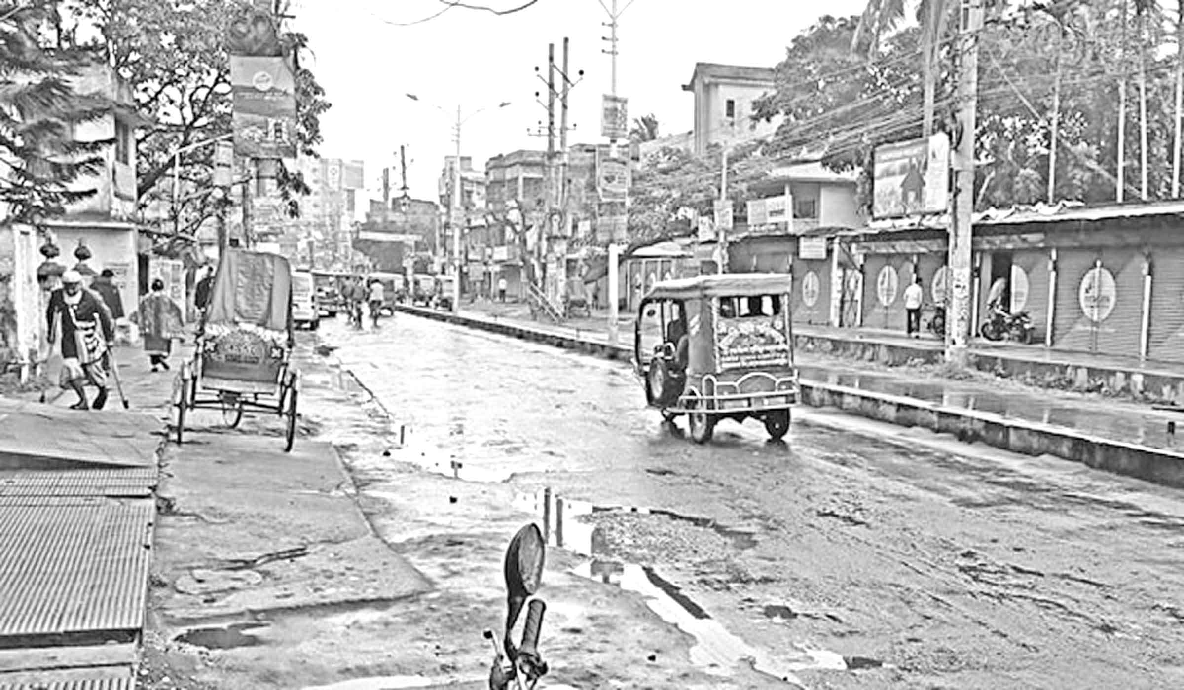 শীতের সকালে একপশলা বৃষ্টি, জনজীবন বিপর্যস্ত