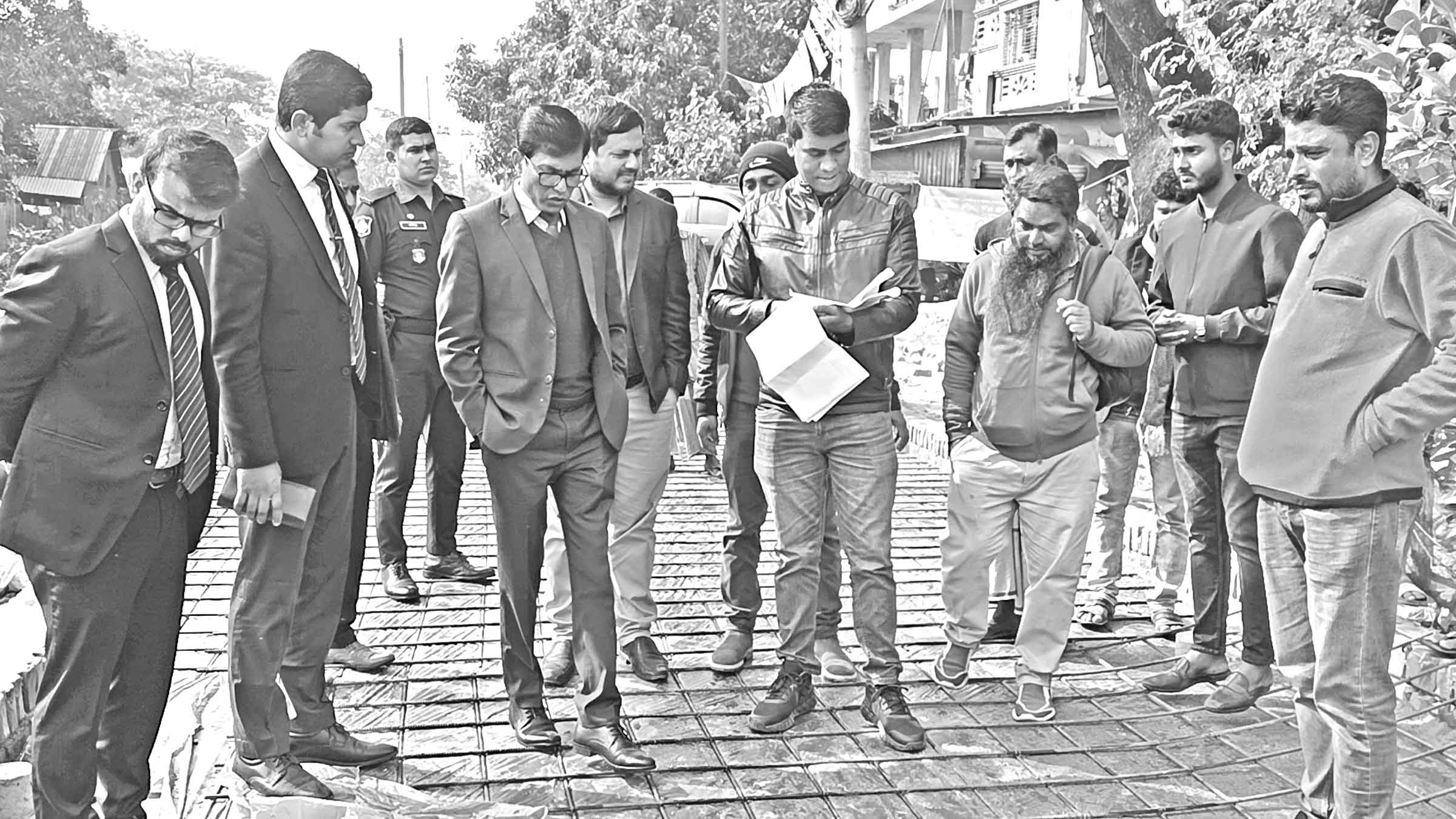 রূপগঞ্জে এলজিইডি'র সড়ক পরিদর্শনে জেলা প্রশাসক