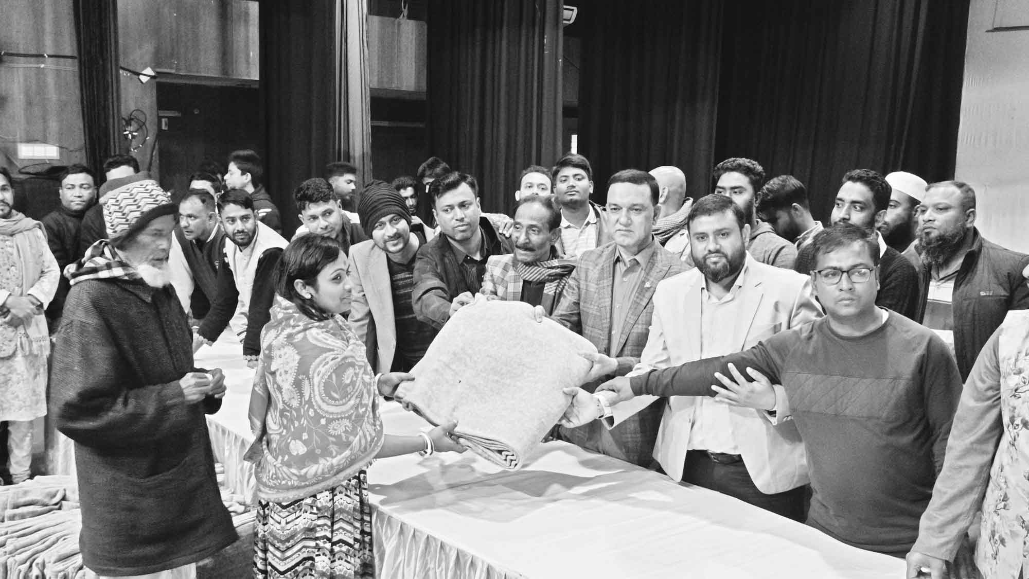 ময়মনসিংহে শীতার্তদের মাঝে যুবলীগের কম্বল বিতরণ
