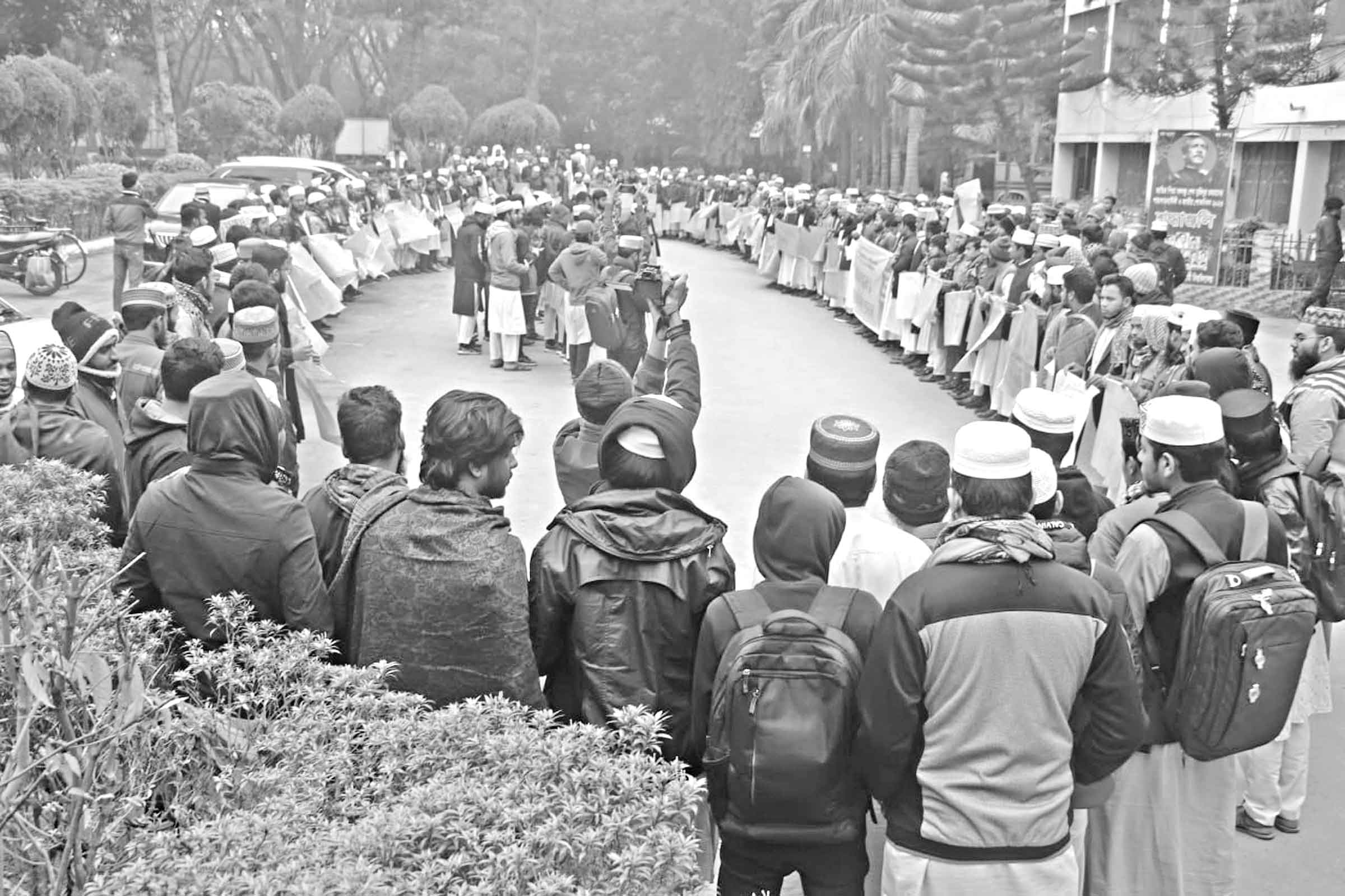 ফের নেকাব ইসু্যতে ইবি শিক্ষার্থীদের মানববন্ধন শাস্তির দাবি