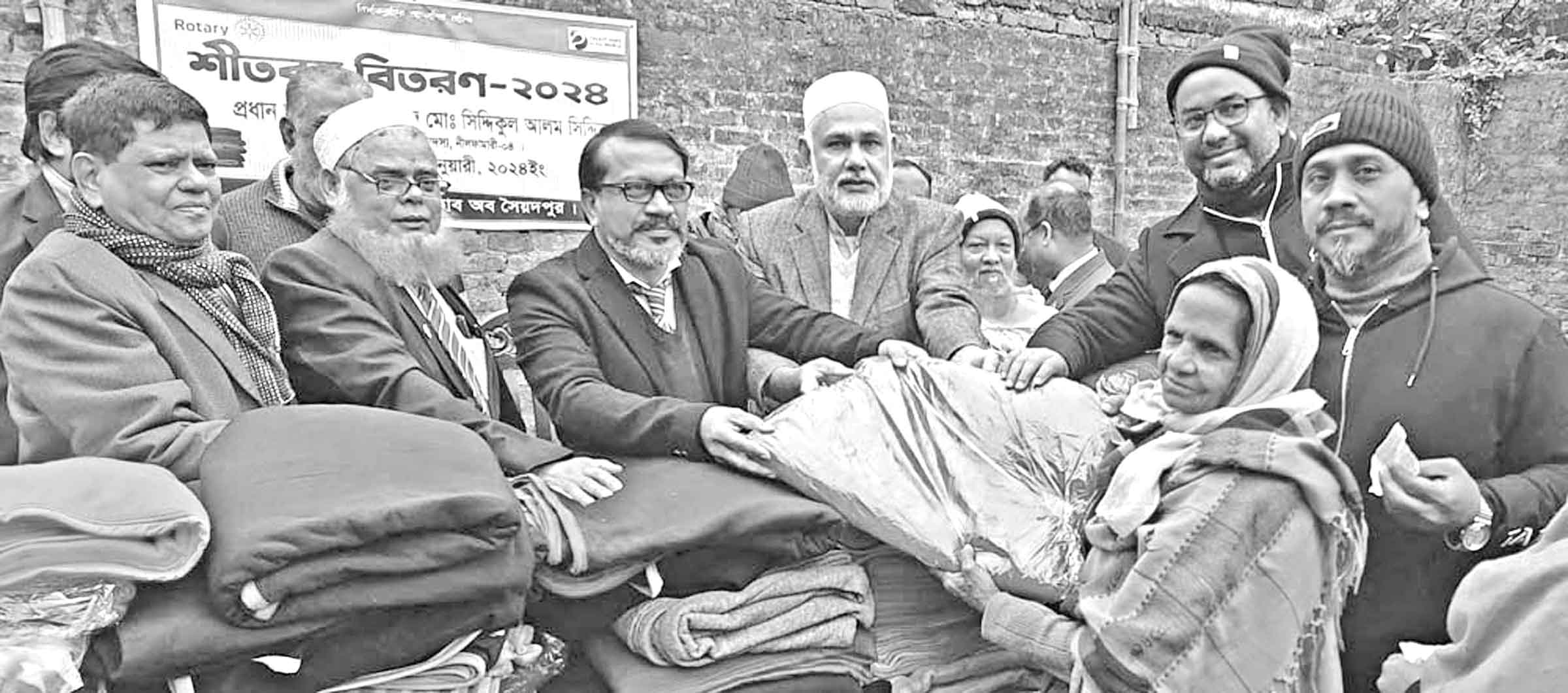 শীতার্তরা পেল উষ্ণতার উপহার