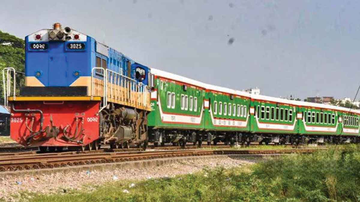 সমুদ্র সৈকতে স্বপ্নপূরী ট্রেন 'পর্যটক এক্সপ্রেস'