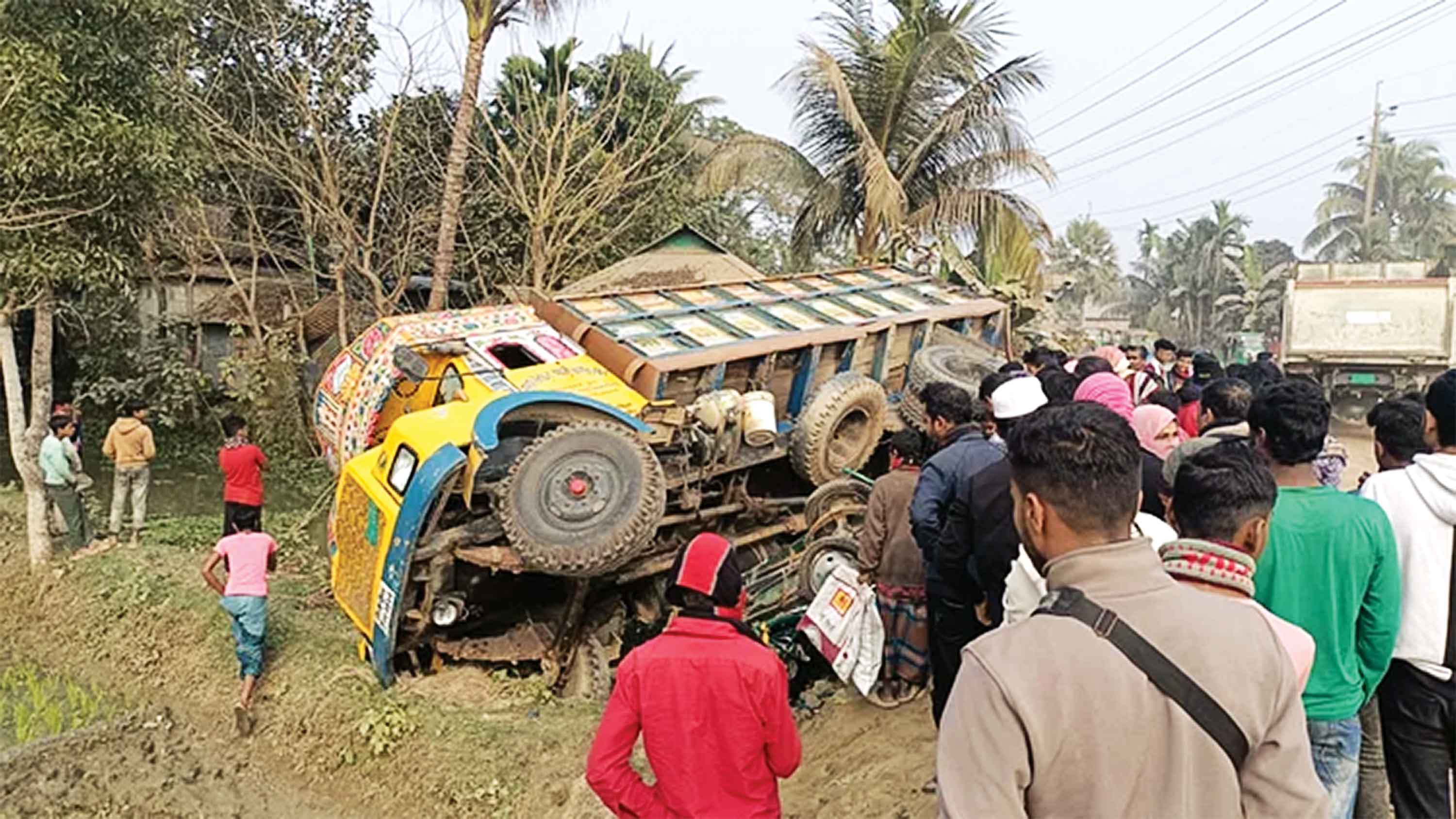সড়ক দুর্ঘটনায় মা-মেয়েসহ আট জেলায় নিহত ১২