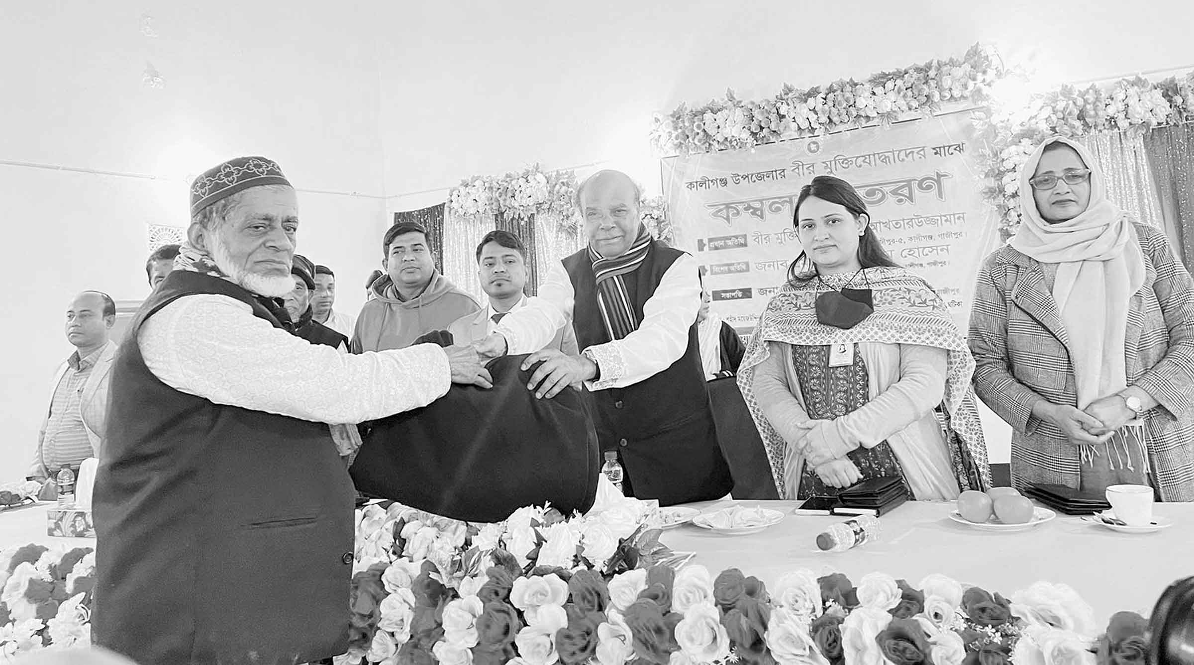 কালীগঞ্জে বীর মুক্তিযোদ্ধাদের শীতবস্ত্র উপহার