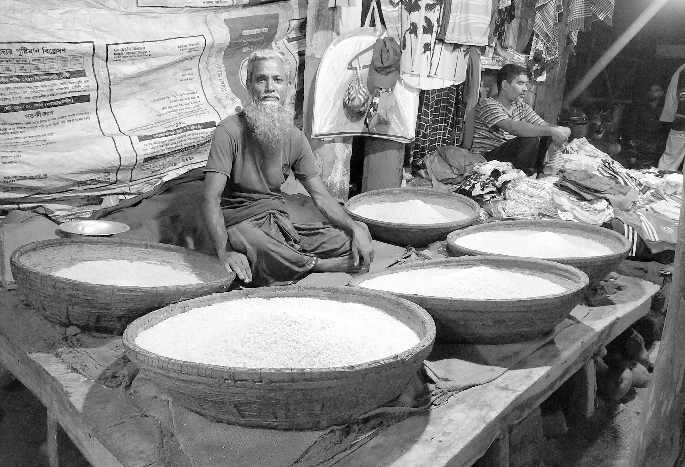 নালিতাবাড়ীতে বিলুপ্তপ্রায় বাঁশের ঢাকিতে চাল বিক্রি