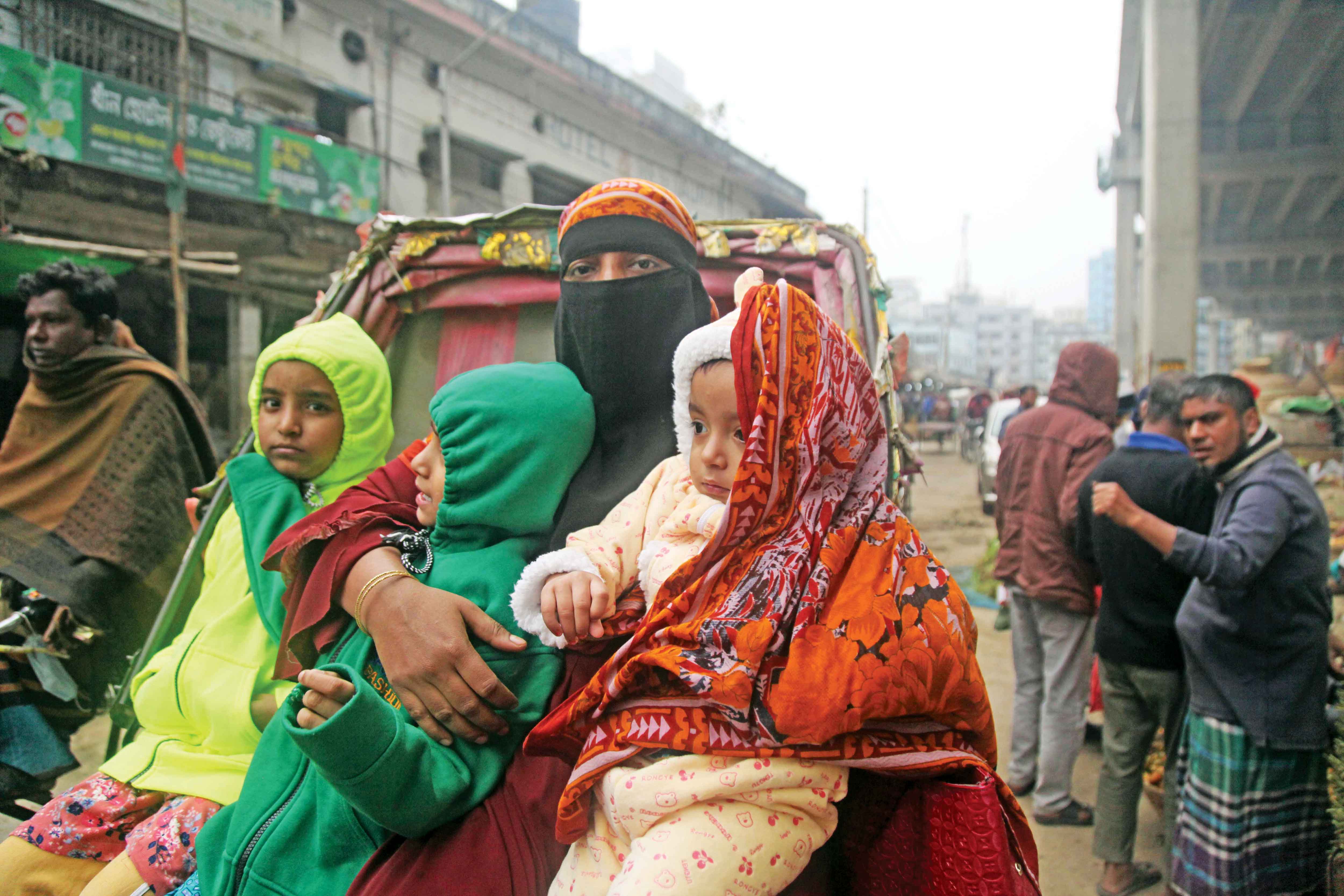 মাঘের শীতে বিপর্যস্ত জনজীবন