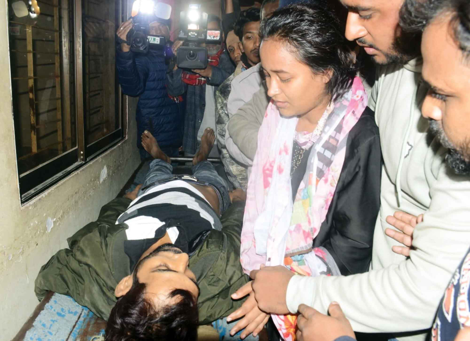 খুলনায় যুবককে গুলি করে হত্যা একজন আহত