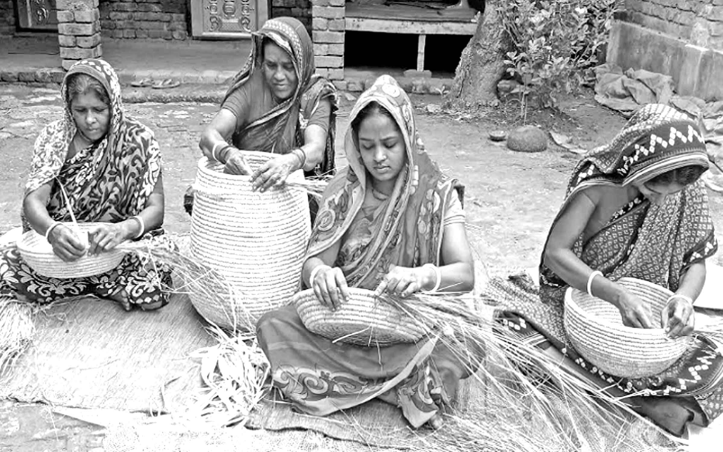 সাতক্ষীরার খেজুরের পাতা ও খড়ের তৈরি পণ্যে বিশ্ব জয়!