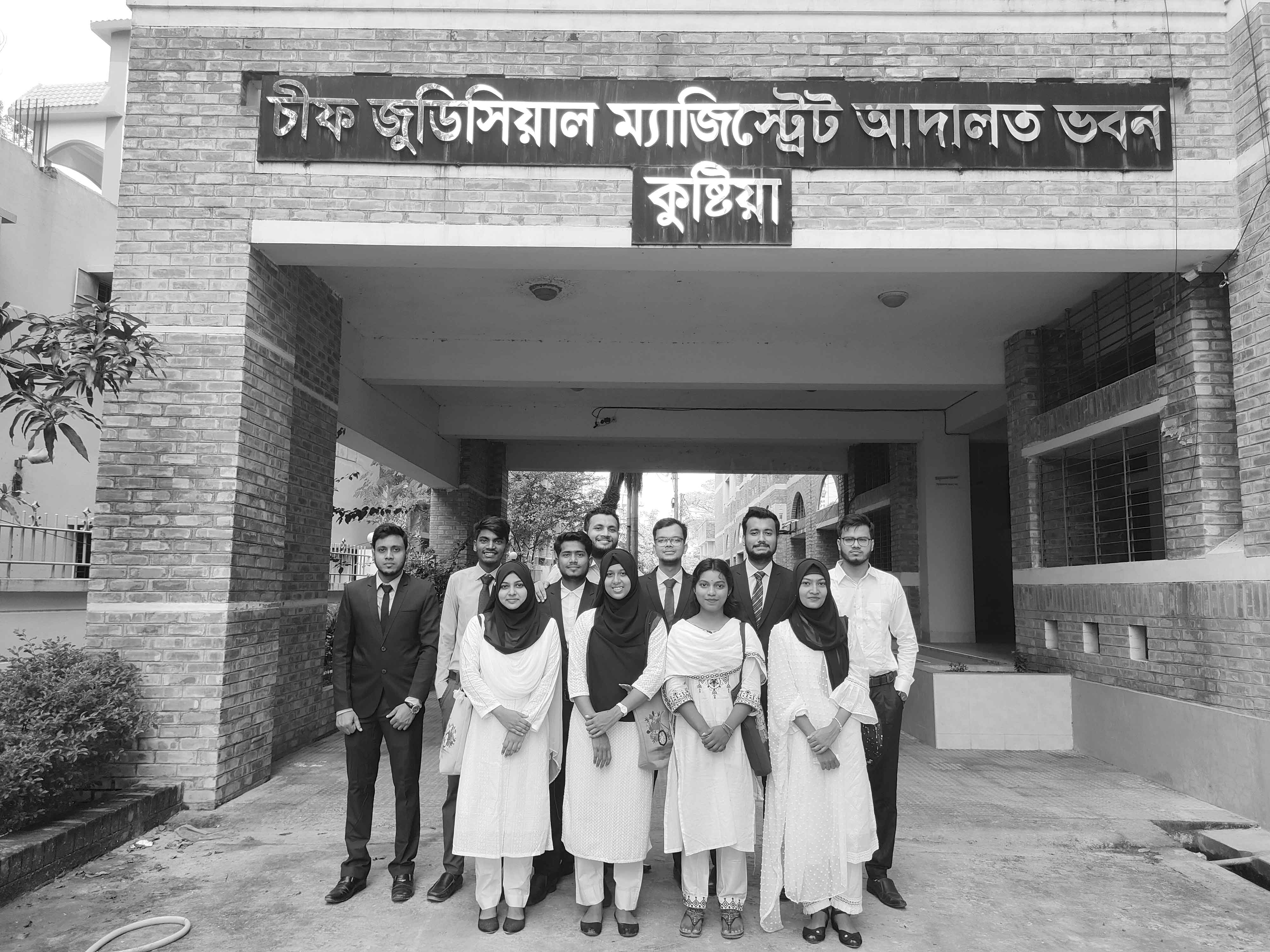 আদালত চত্বরে প্রথম দিন