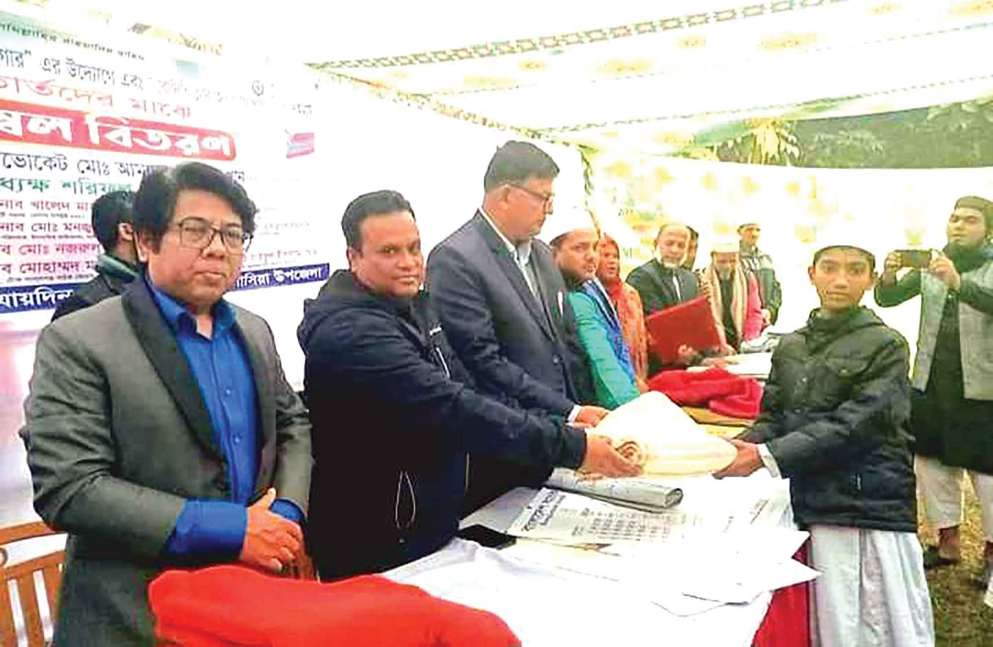 কাপাসিয়ায় শীতার্তদের মাঝে কম্বল বিতরণ