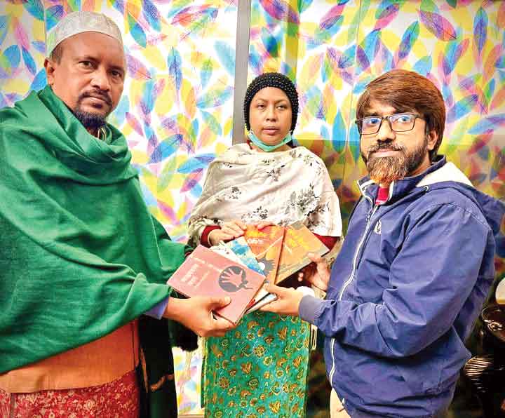 প্রতিমন্ত্রীকে বই উপহার