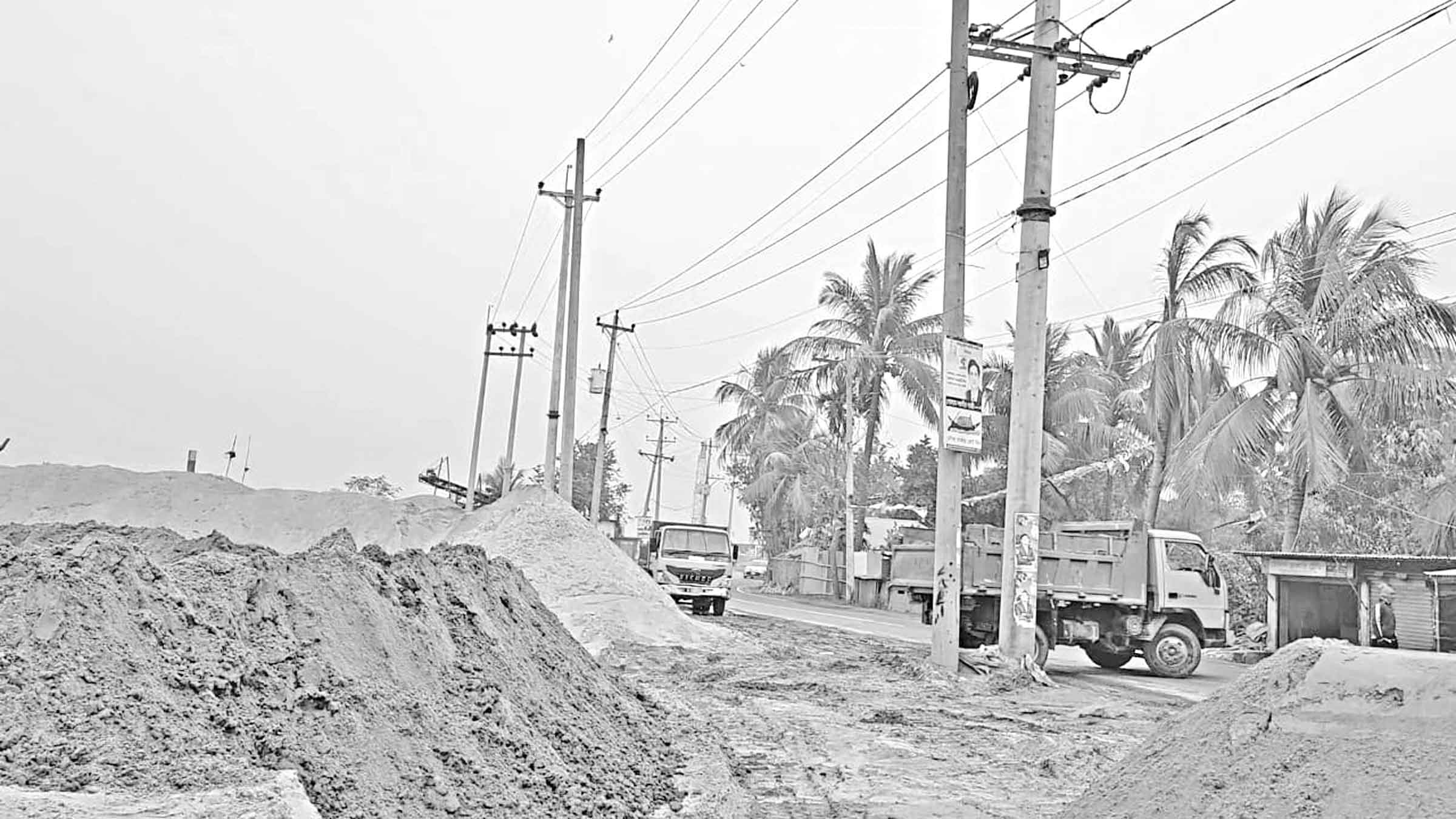 রূপগঞ্জে শীতলক্ষ্যার তীর ও পাউবো'র জায়গা দখল করে বালুর ব্যবসা