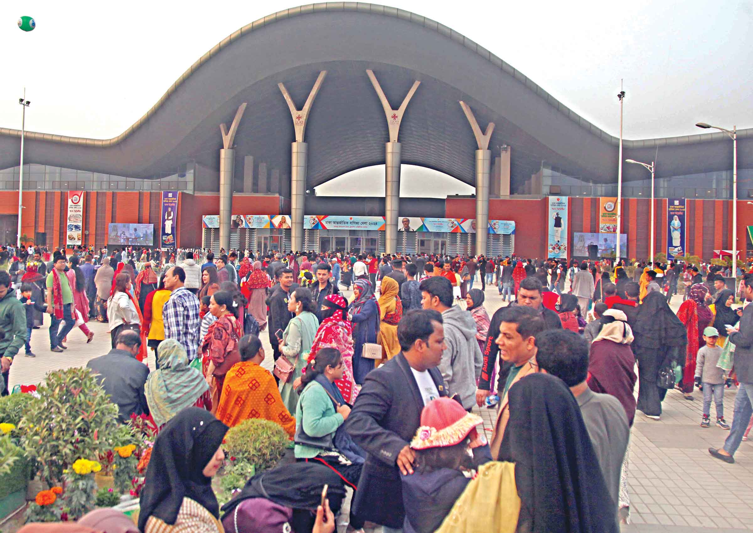 ক্রেতা টানতে বিশেষ ছাড়