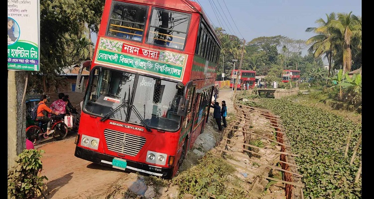 দীর্ঘদিনেও সংস্কার হয়নি রাস্তা, দুর্ঘটনার কবলে নোবিপ্রবির বাস 
