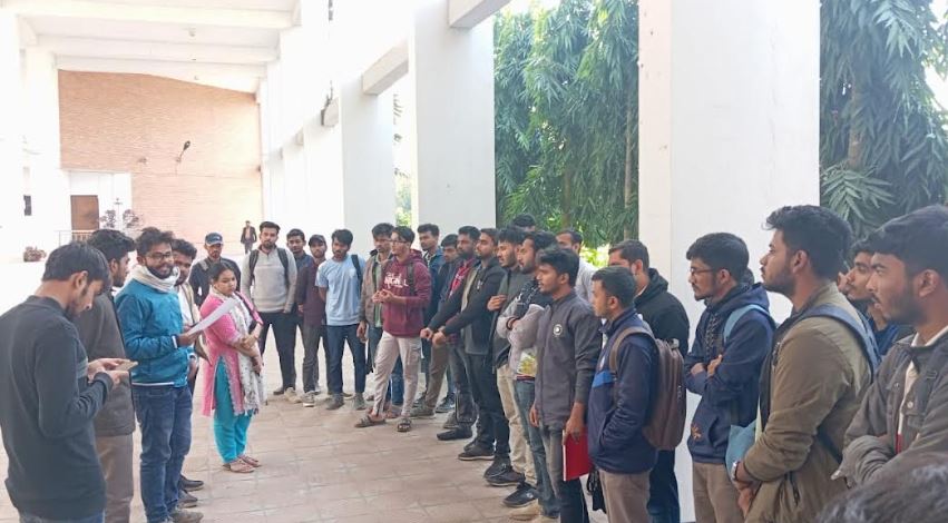 আট দফা দাবিতে যবিপ্রবিতে মানববন্ধন