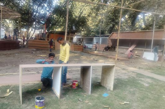 হাতুড়ির টুংটাং শব্দে জোরেশোরে চলছে বইমেলার প্রস্তুতি
