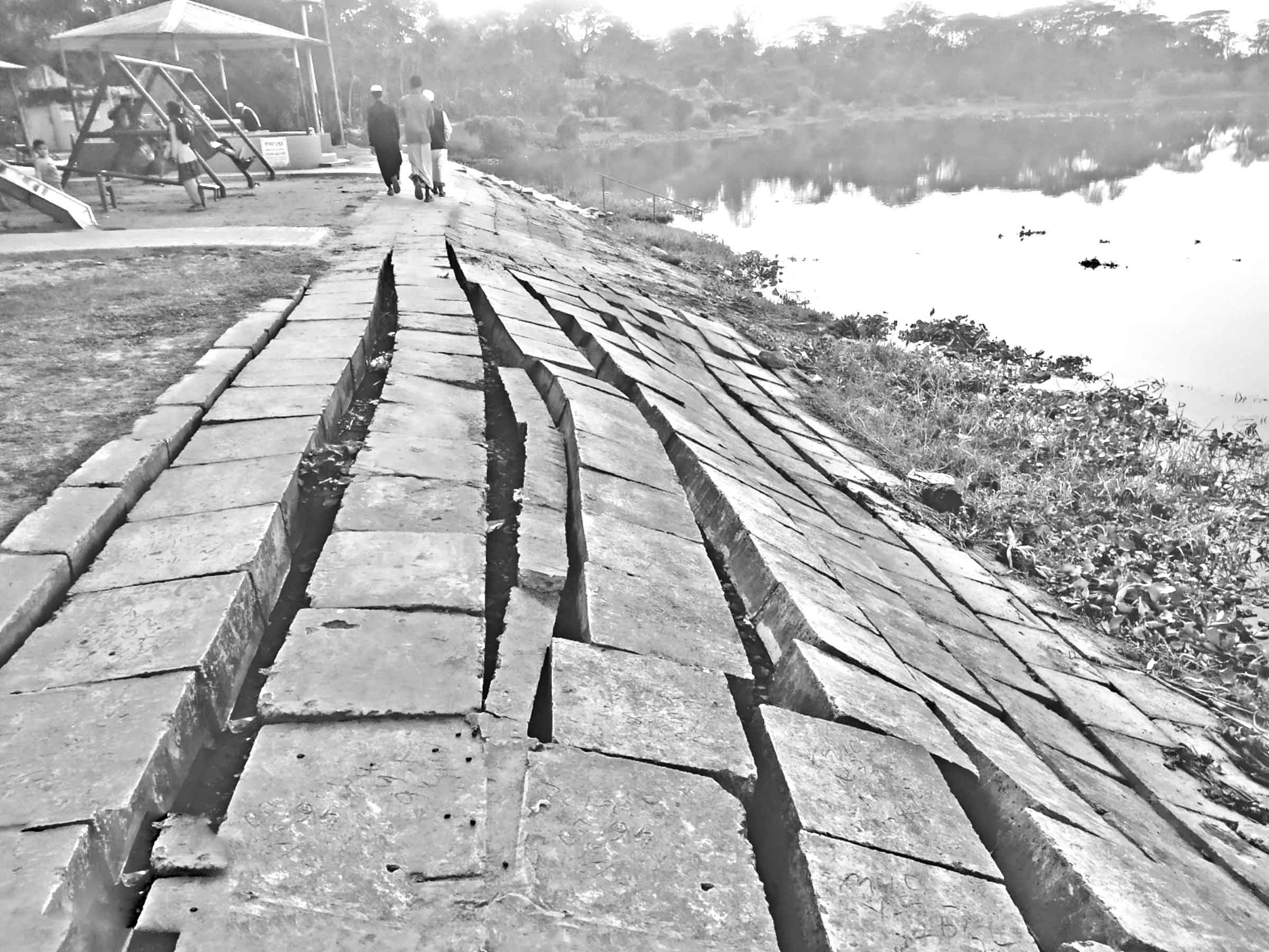 হাটহাজারীতে ধসে পড়ছে হালদার বস্নক