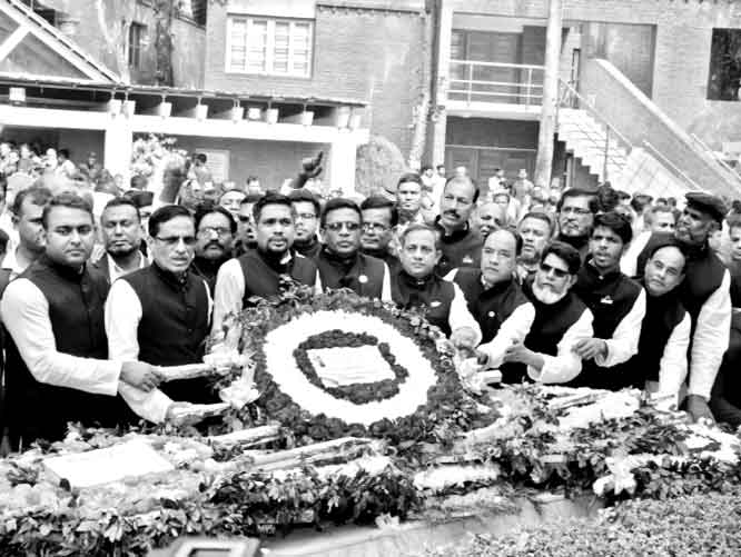 টুঙ্গিপাড়ায় জাতির পিতার সমাধিতে রূপালী ব্যাংক কর্মচারী ইউনিয়ন সিবিএ'র শ্রদ্ধা