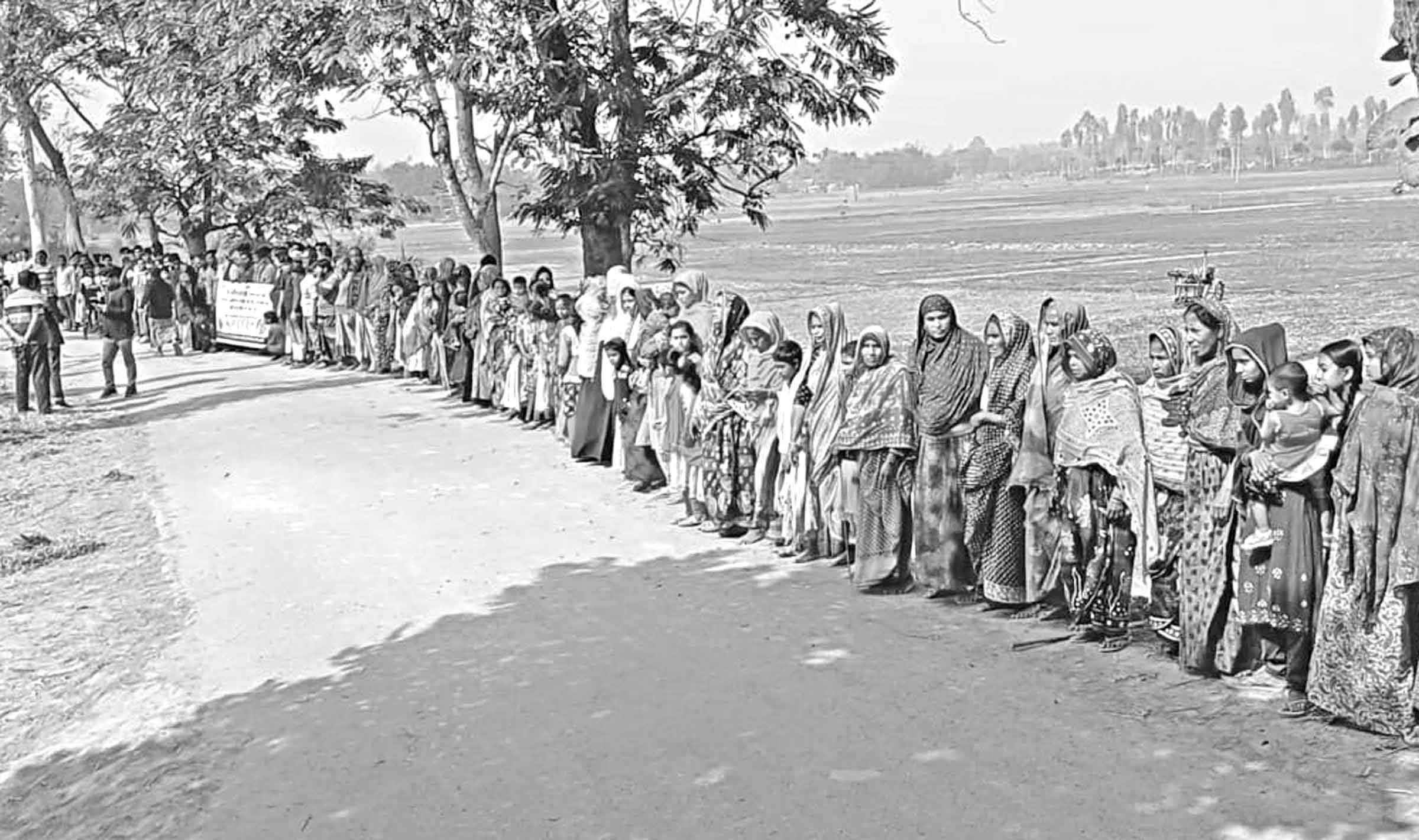 বাগমারায় পুকুর খননের প্রতিবাদে গ্রামবাসীর মানববন্ধন