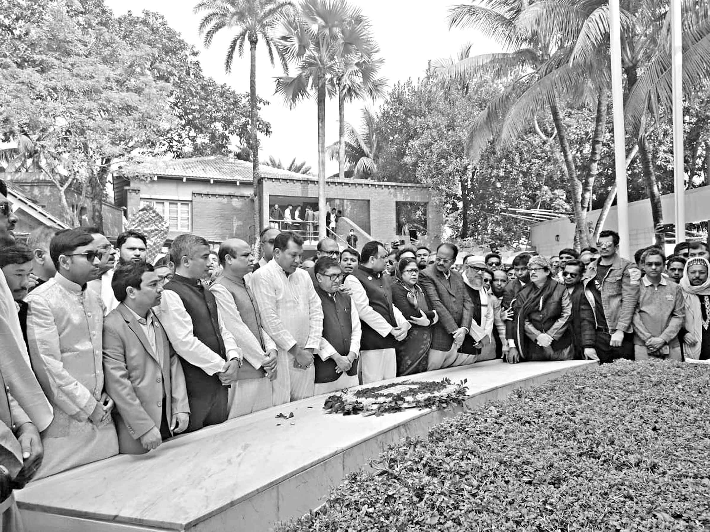 বঙ্গবন্ধুর সমাধিতে প্রধানমন্ত্রীর কার্যালয়ের কর্মকর্তাদের শ্রদ্ধা