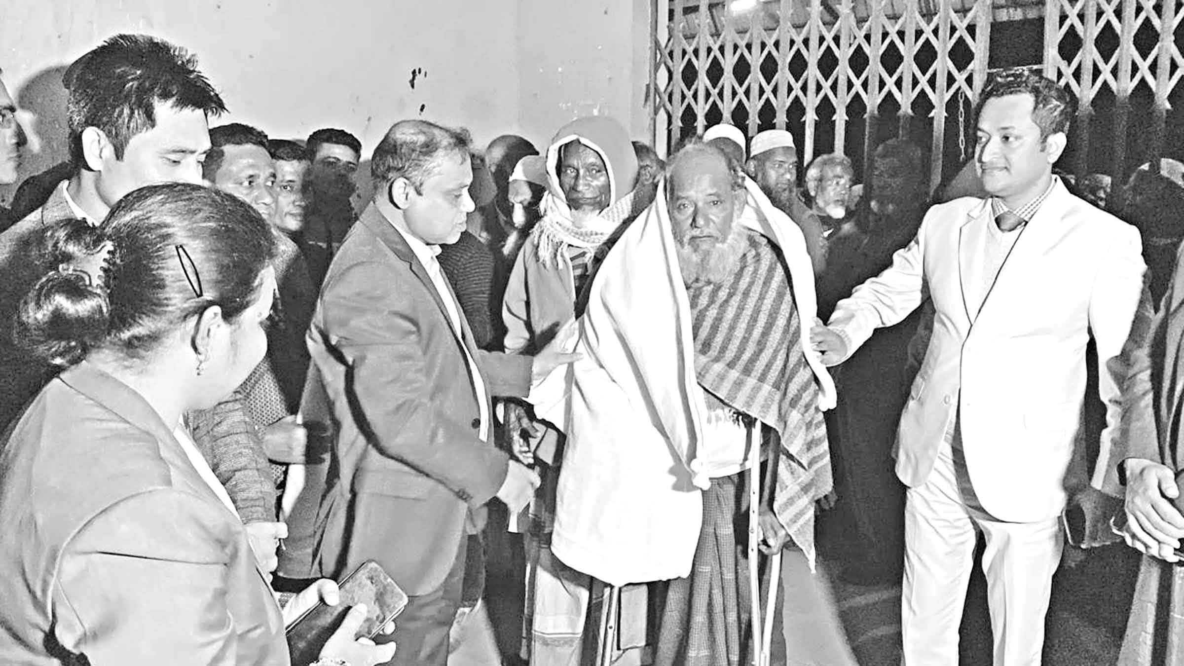 রেলস্টেশনে শীতার্তদের কম্বল দিলেন নোয়াখালীর ডিসি