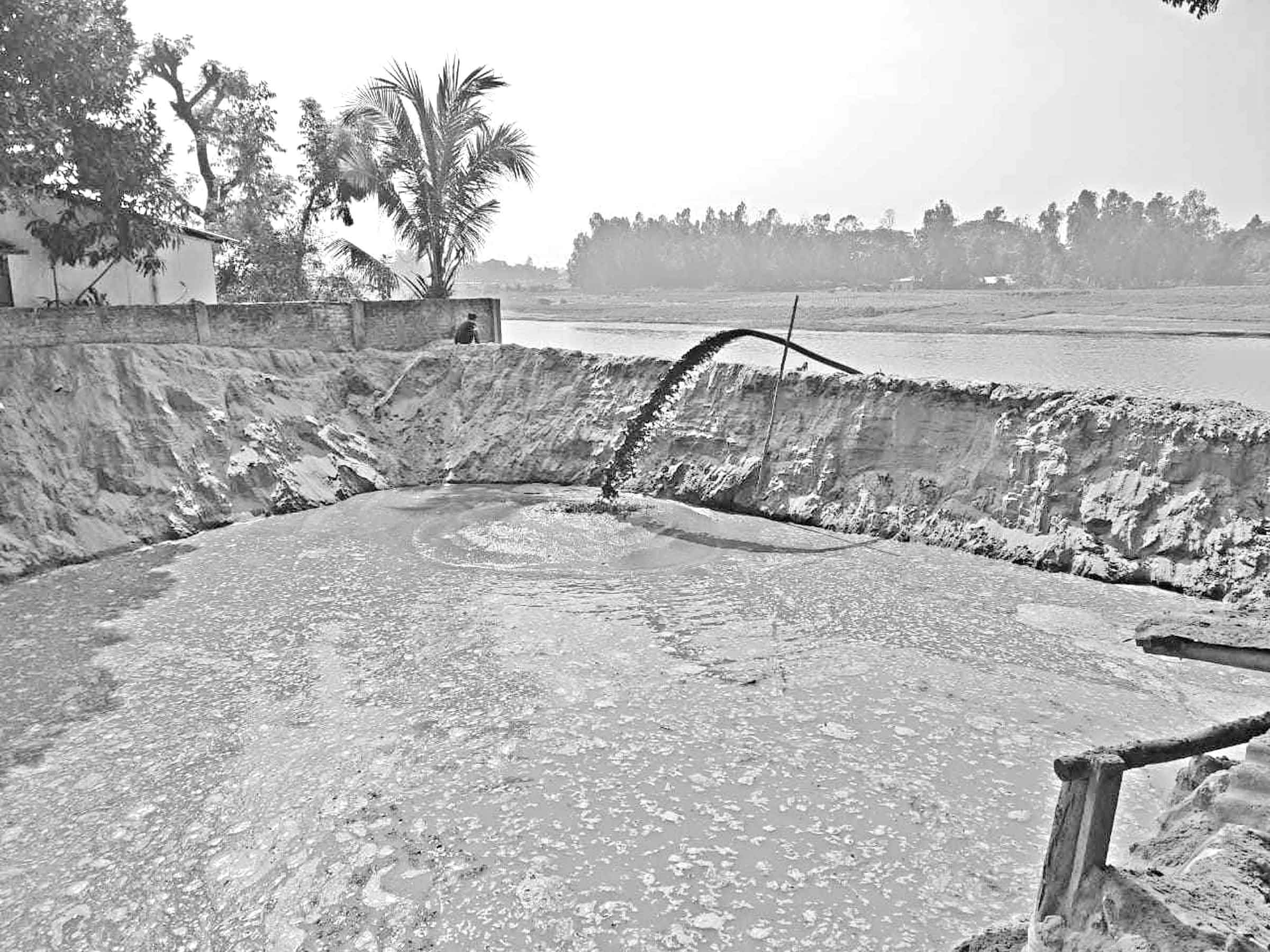চকরিয়ায় বালু উত্তোলনে বিপাকে ৩০ পরিবার