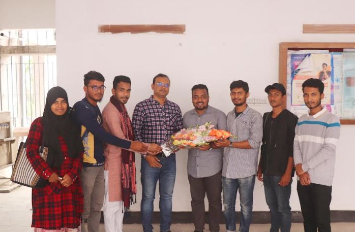 বঙ্গবন্ধু হলের নতুন প্রভোস্টের সাথে খুবির তেরখাদার শিক্ষার্থীদের সৌজন্য সাক্ষাৎ