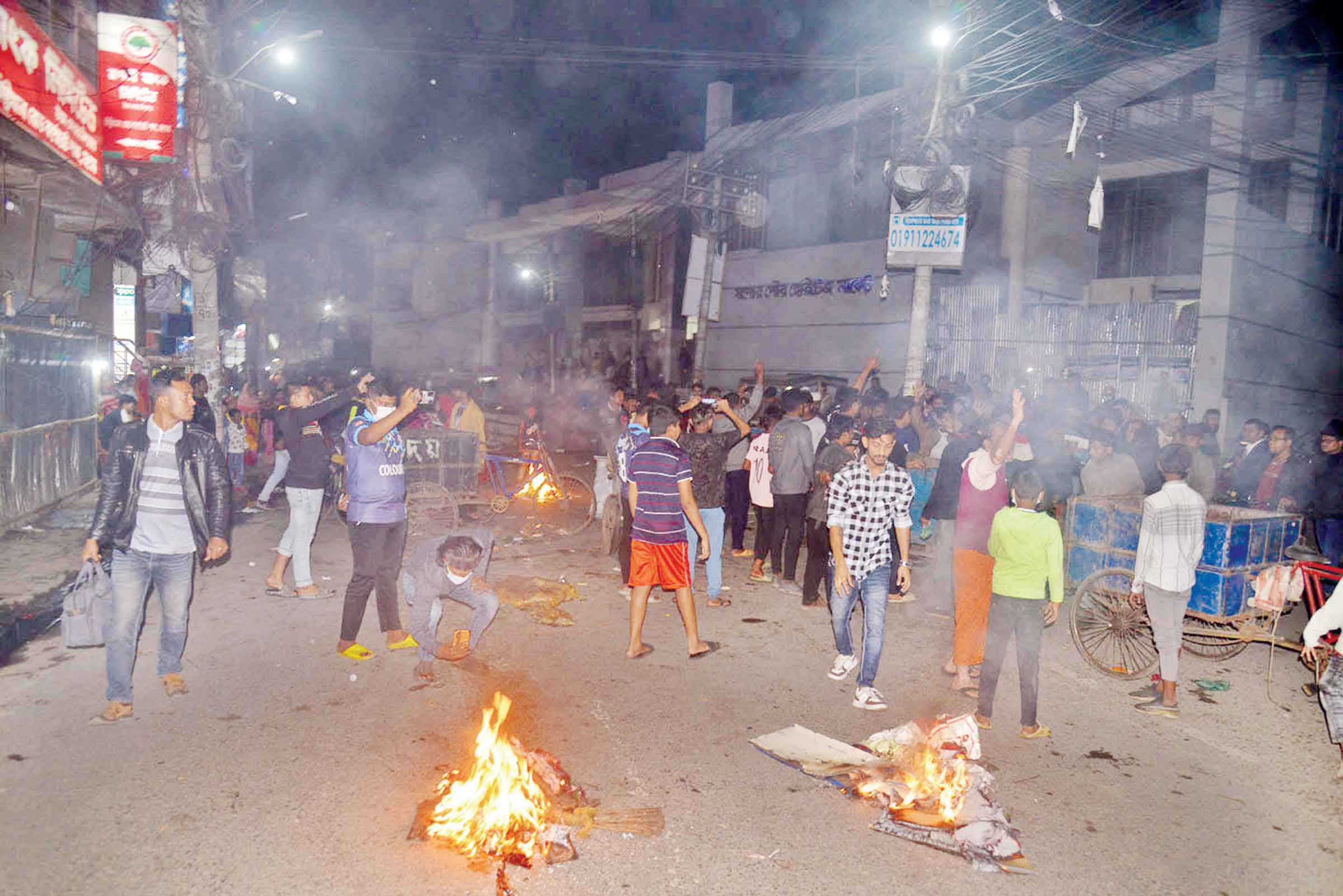 যশোরে সড়কে ময়লা ফেলে হরিজনদের বিক্ষোভ