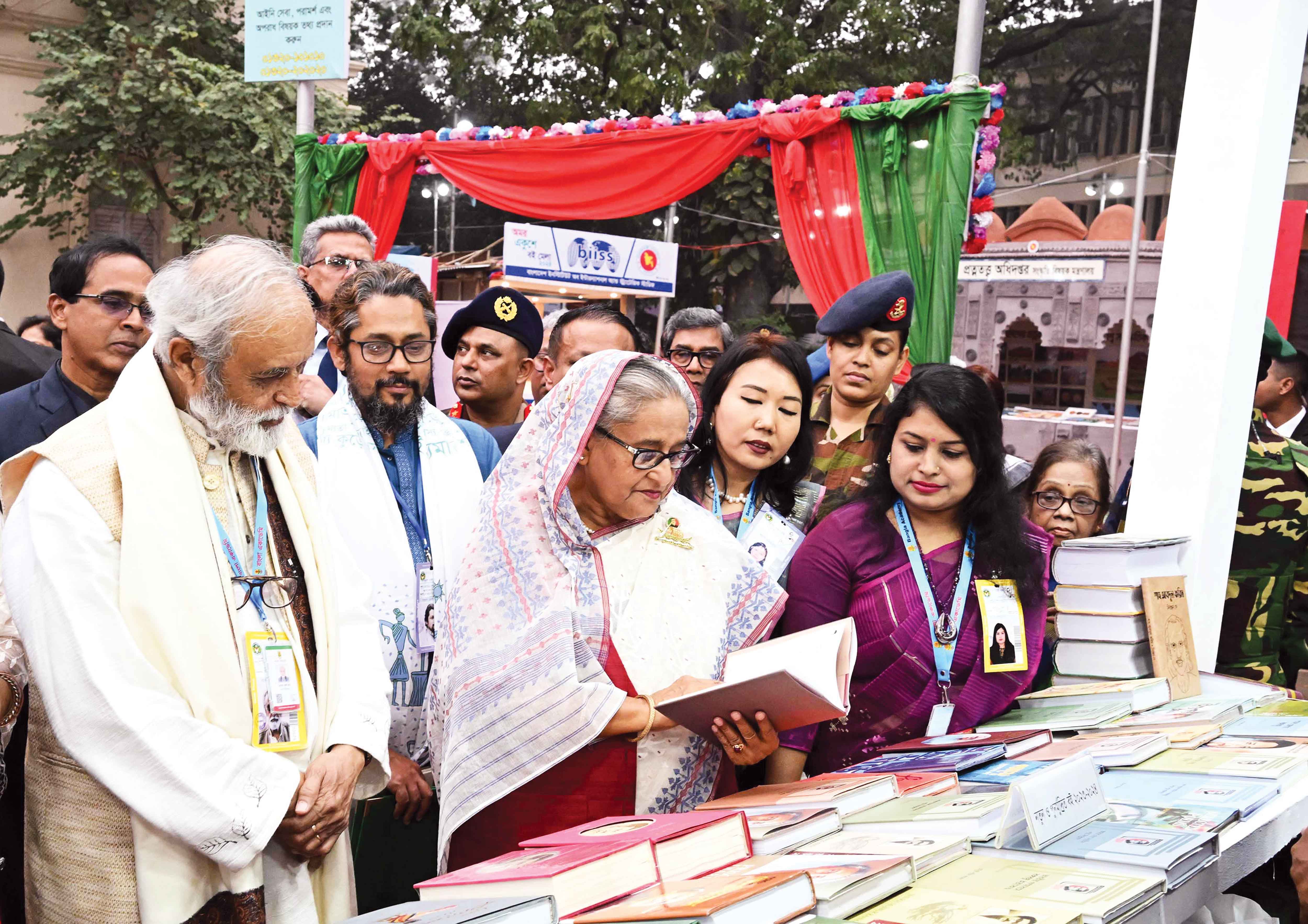শুধু কাগজের নয়, ডিজিটাল বইও চান প্রধানমন্ত্রী