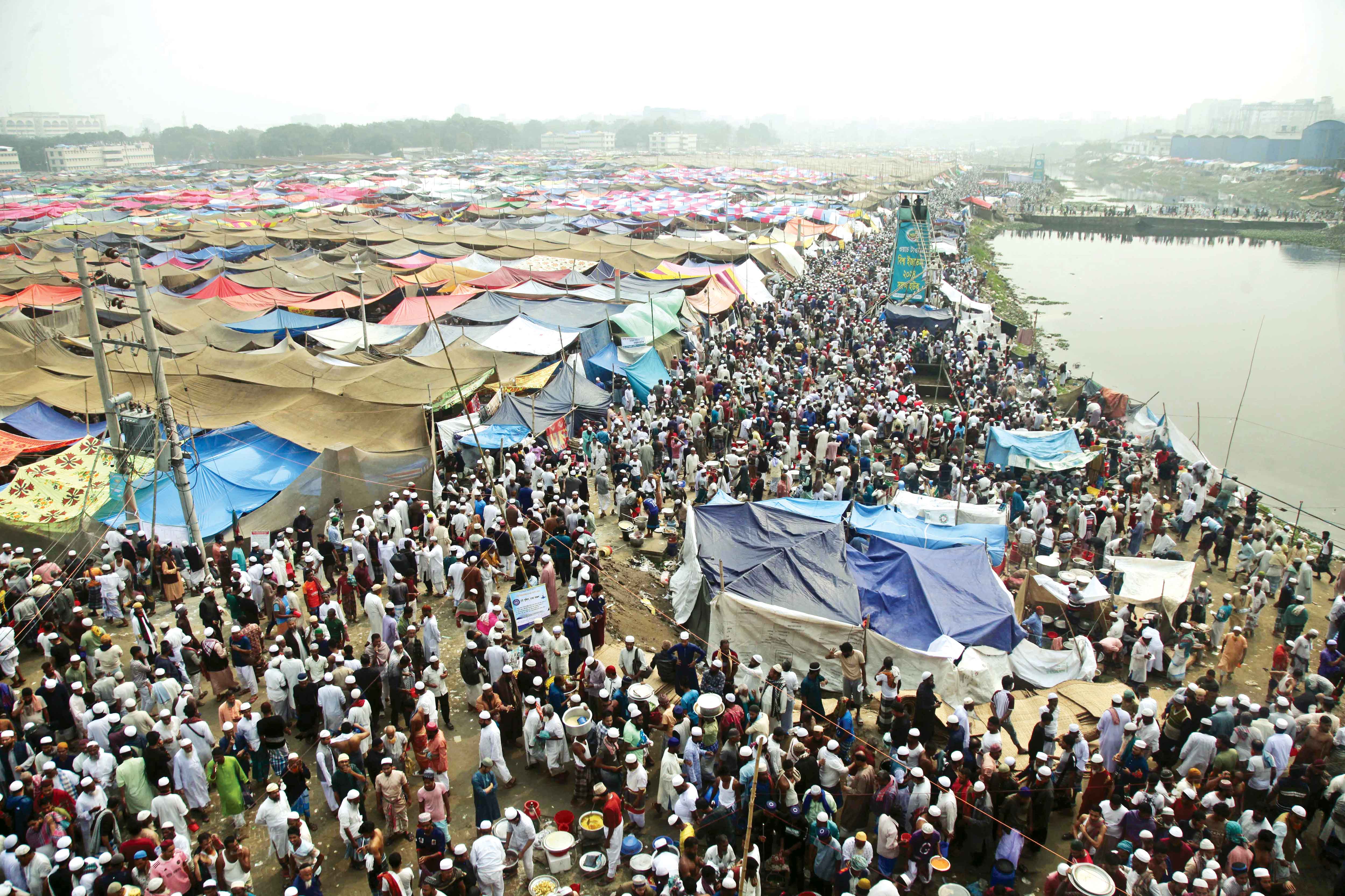 তুরাগ তীরে মানুষের ঢল