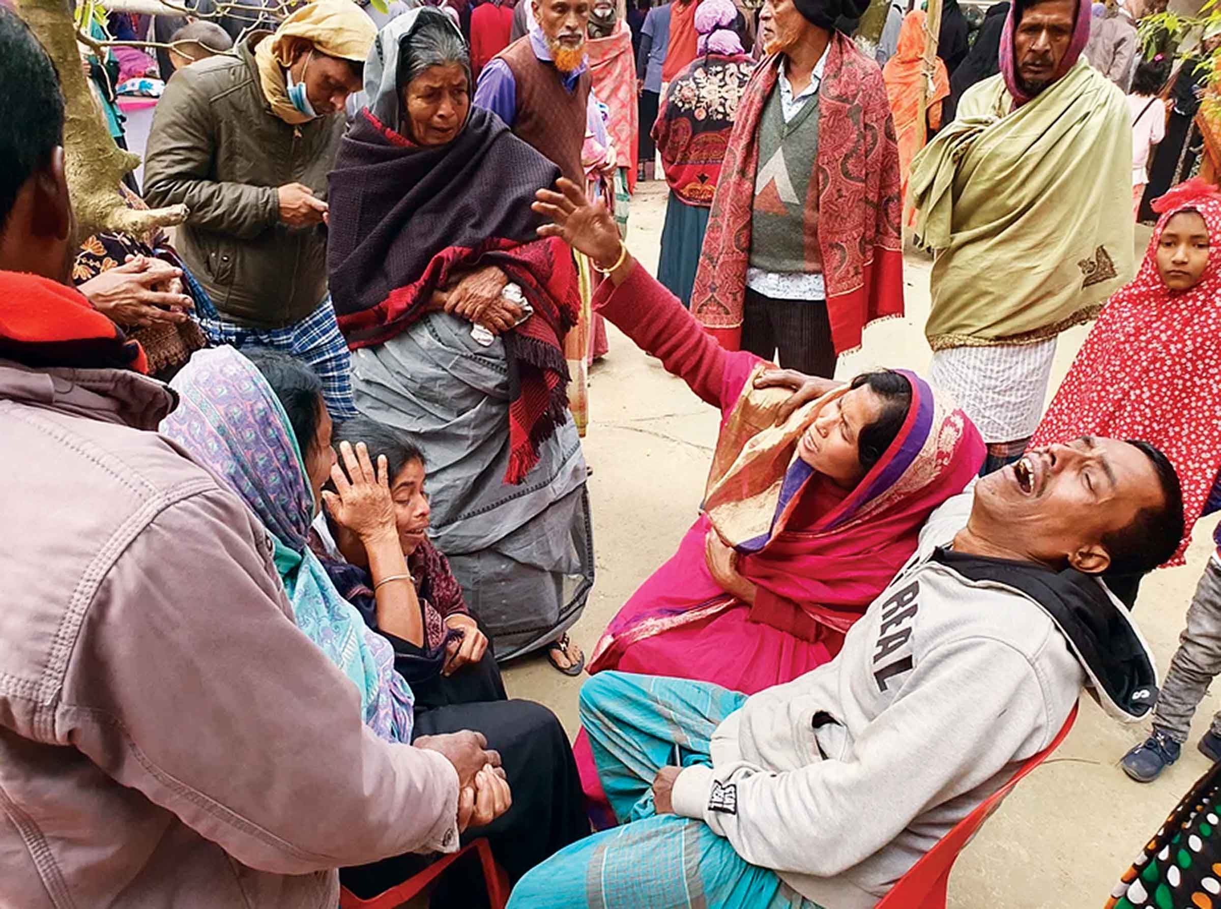 আনন্দ রূপ নিল বিষাদে